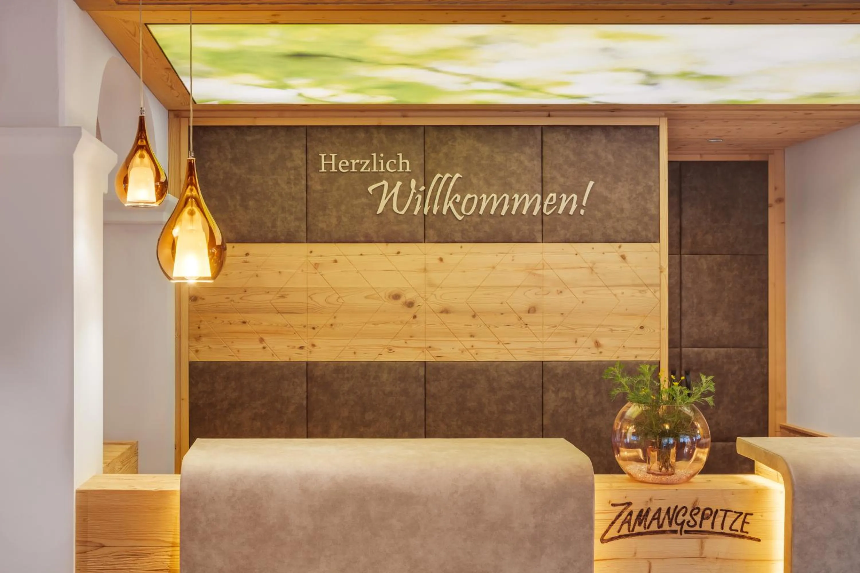 Lobby or reception in Berg-Spa & Hotel Zamangspitze