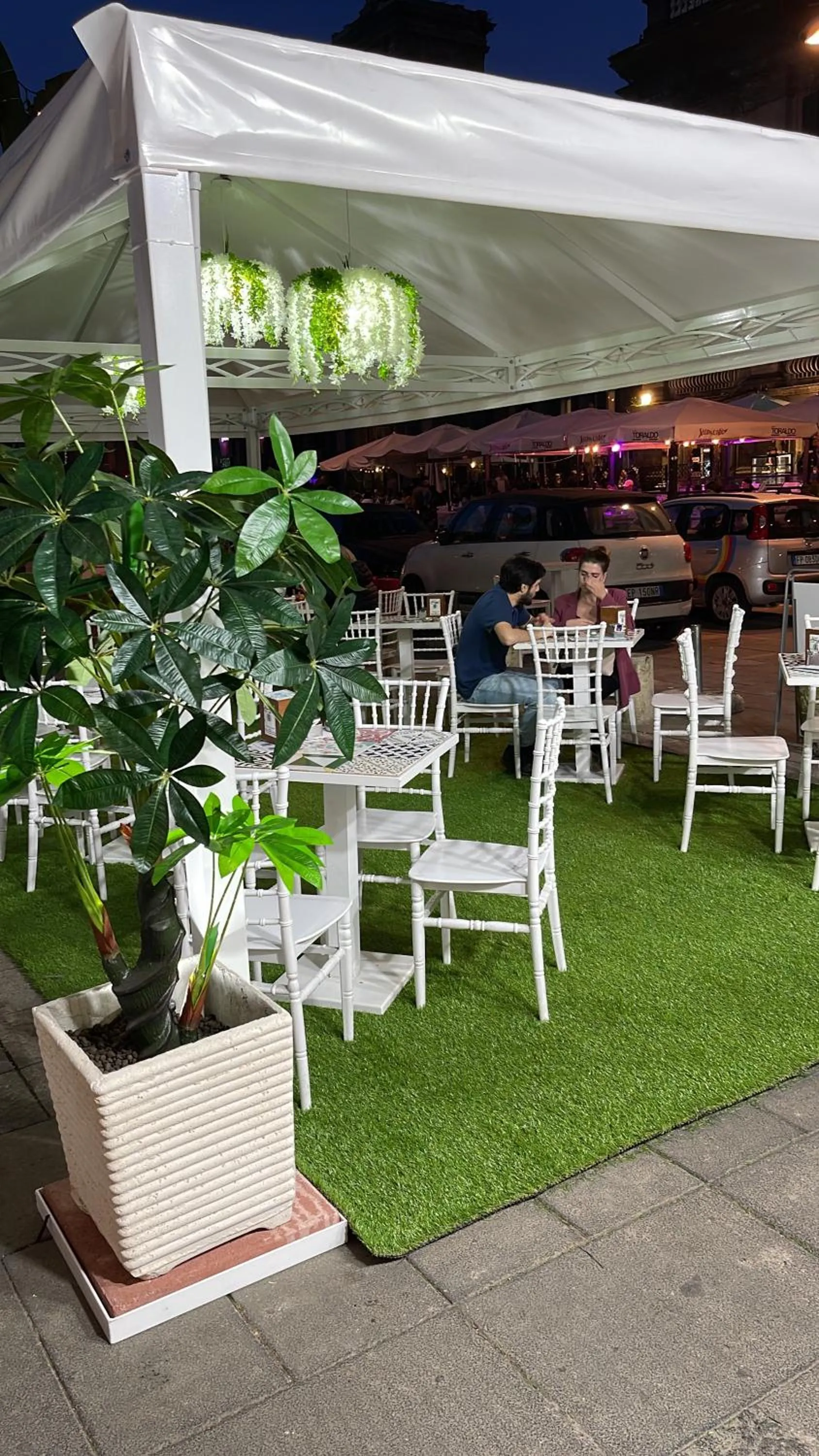 Restaurant/places to eat in Vanzi Rooms