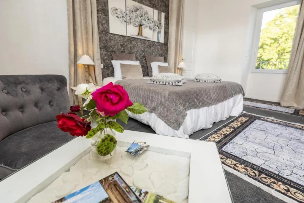 Property building, Bed in Domaine La Corniche