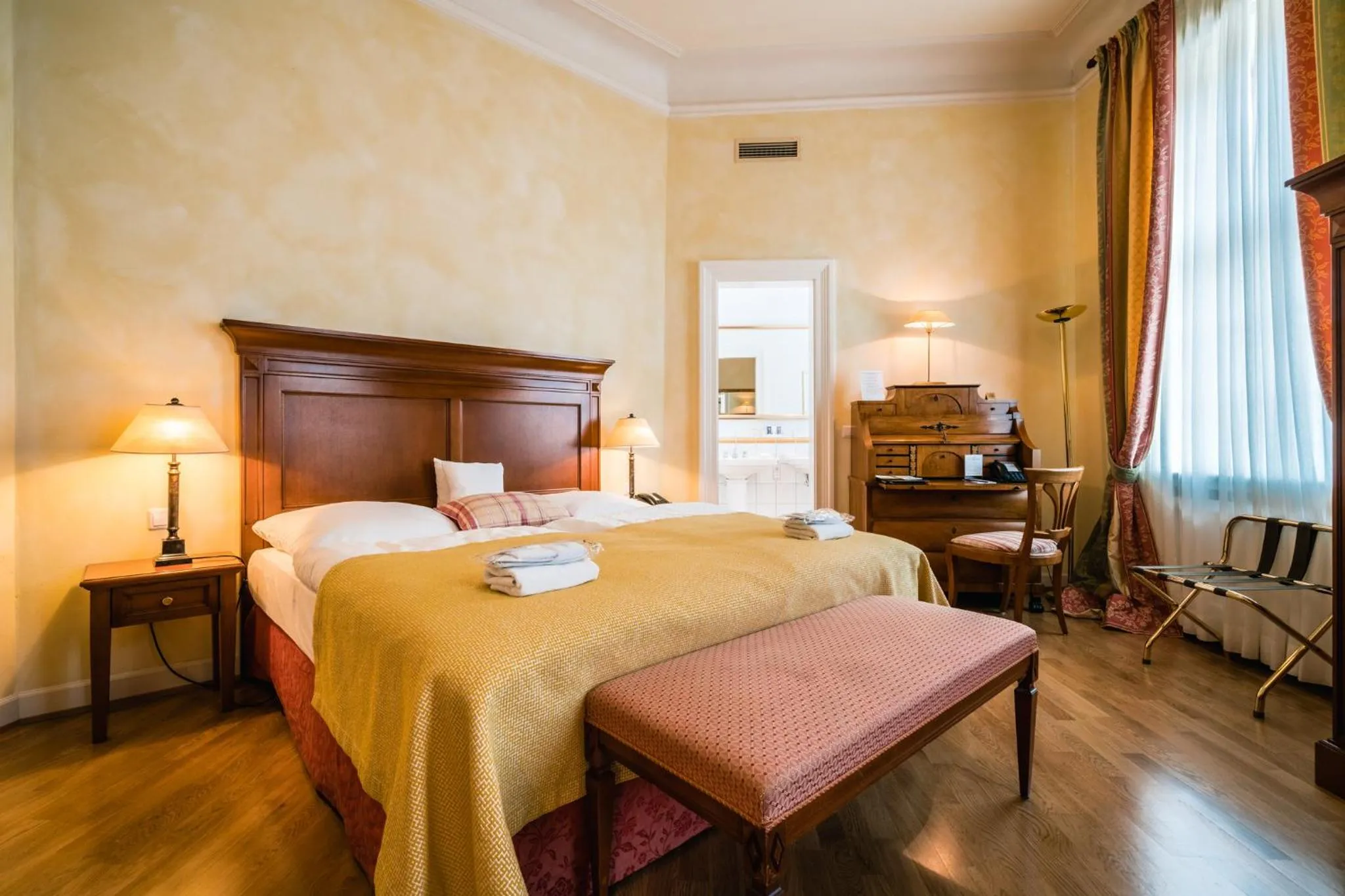 Photo of the whole room, Bed in Deidesheimer Hof