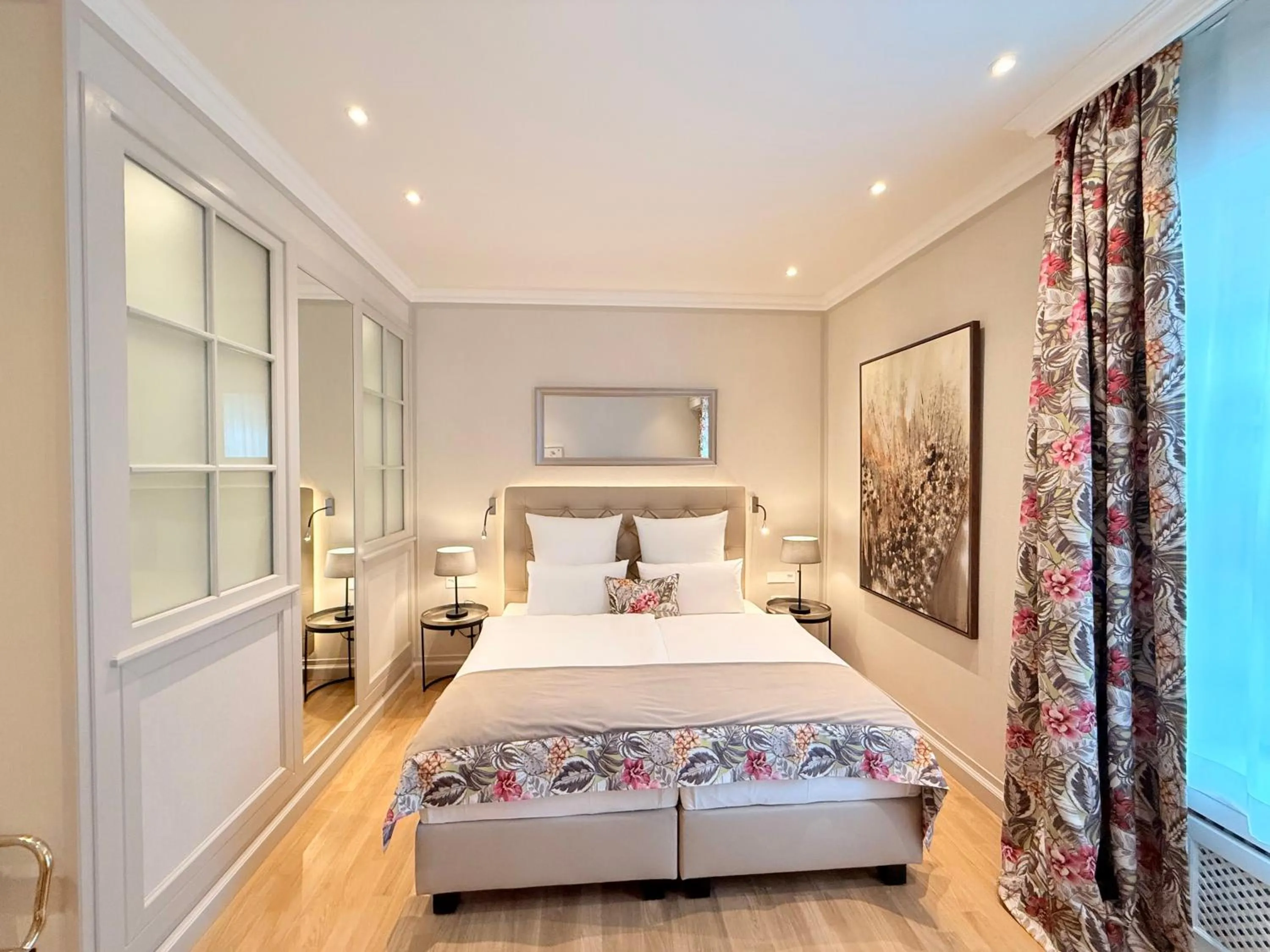 Photo of the whole room, Bed in Deidesheimer Hof