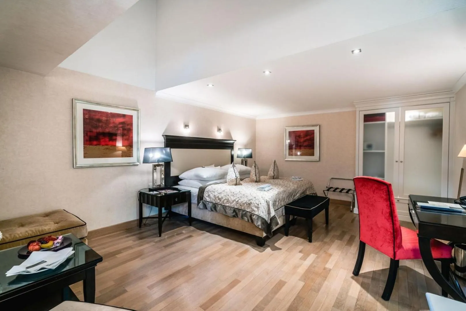 Photo of the whole room, Bed in Deidesheimer Hof