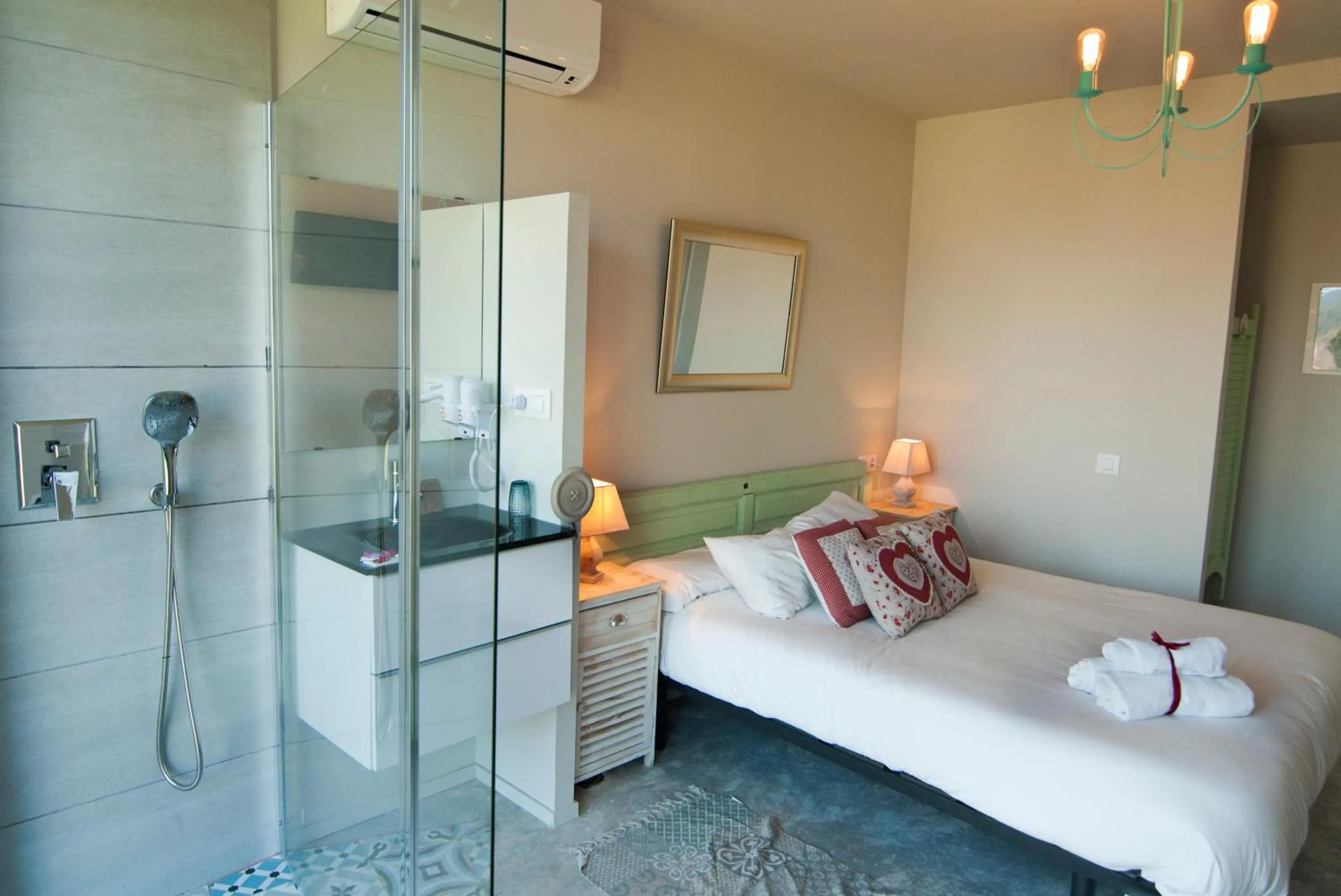Shower, Bed in Les Suites