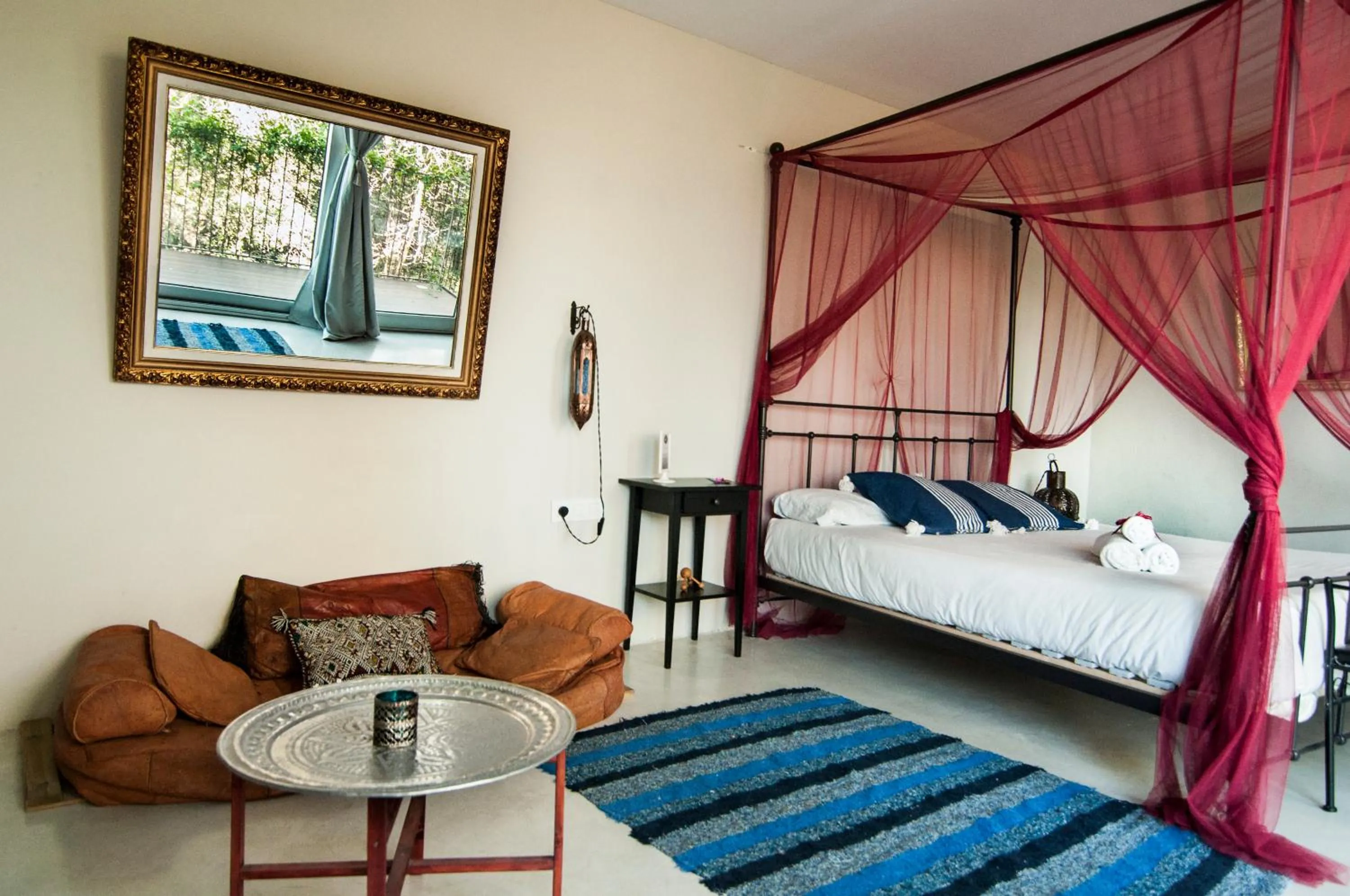 Photo of the whole room, Bed in Les Suites