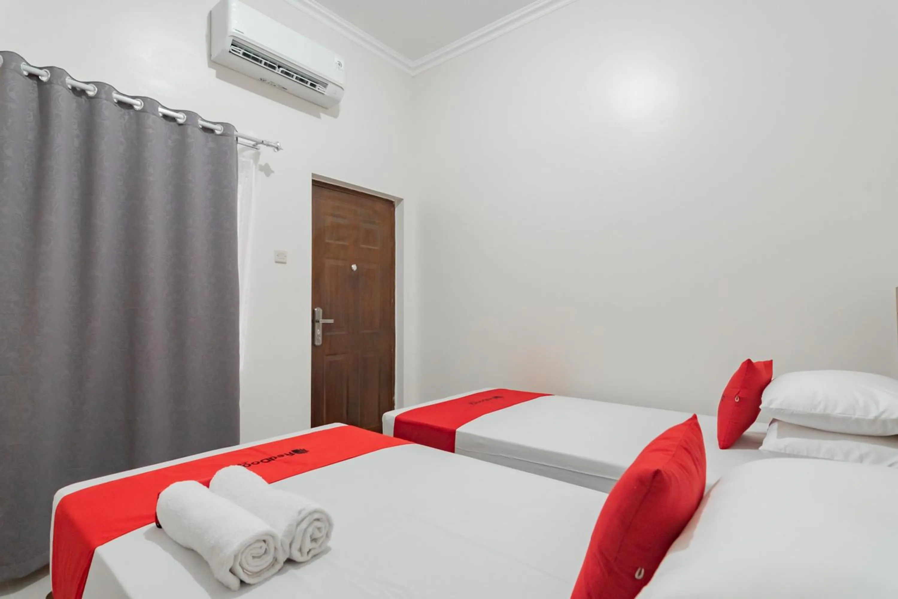 Bed in RedDoorz Syariah Plus @ Perintis Guesthouse Tasikmalaya