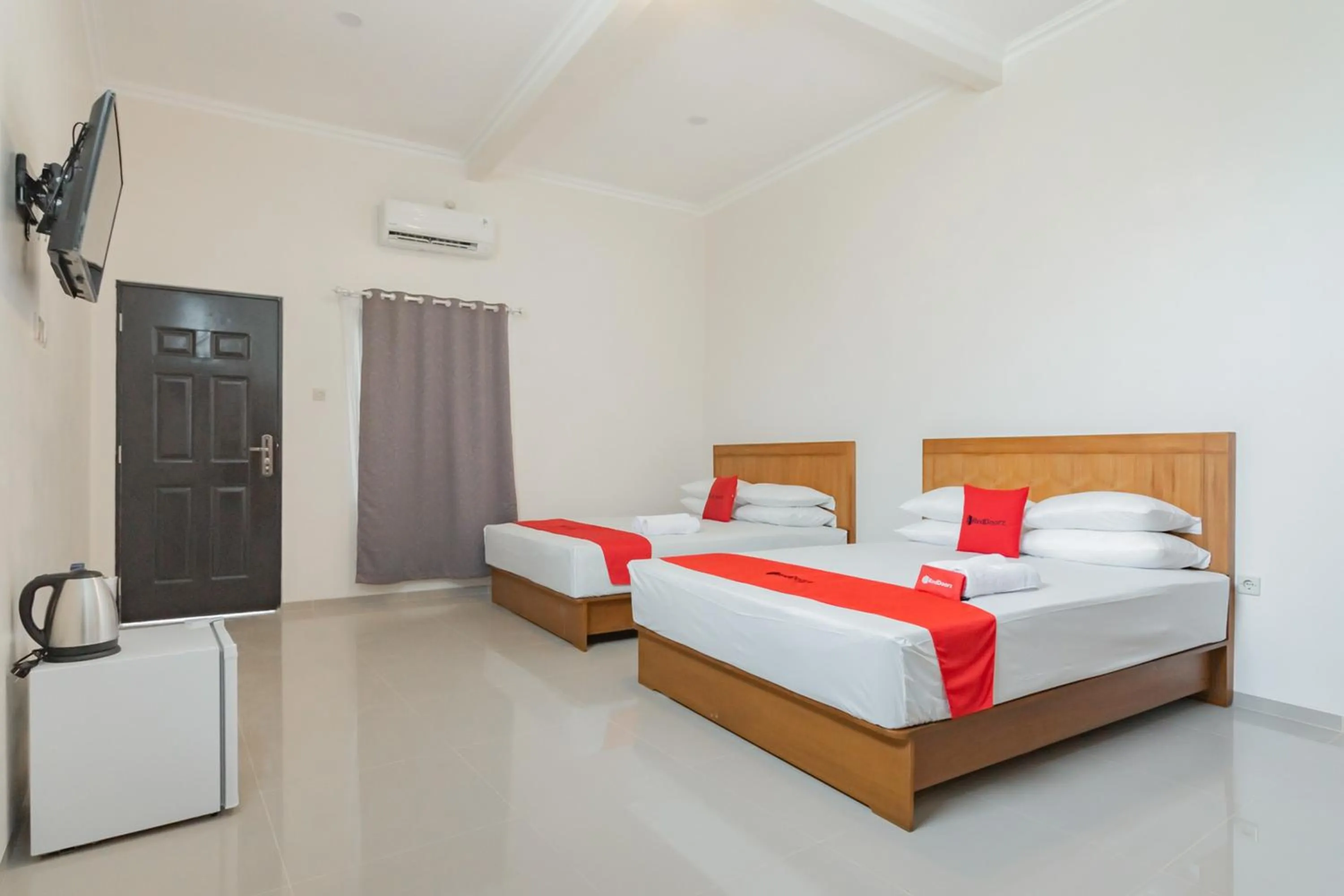 Bed in RedDoorz Syariah Plus @ Perintis Guesthouse Tasikmalaya