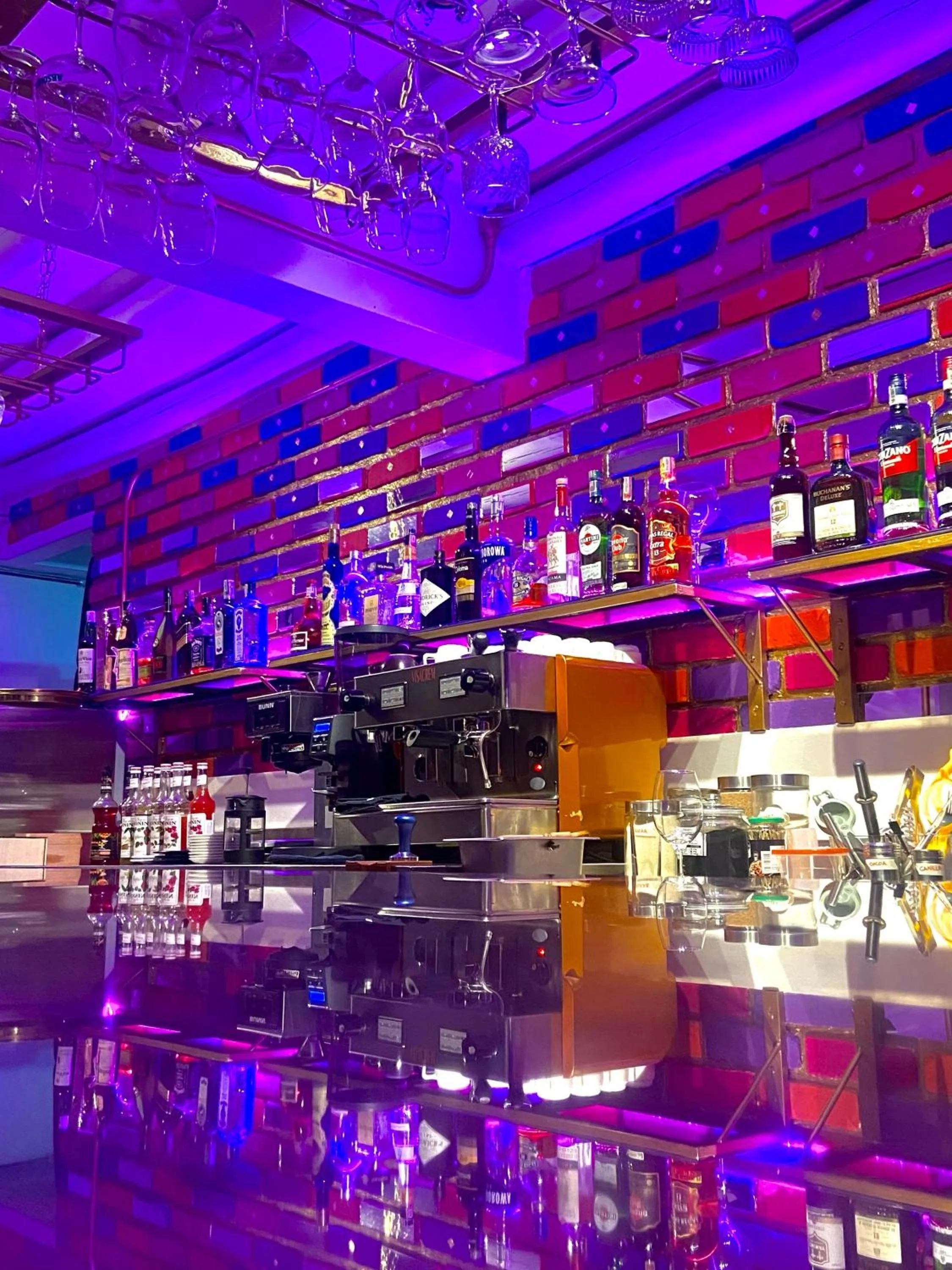 Restaurant/places to eat in Bombon Hotel