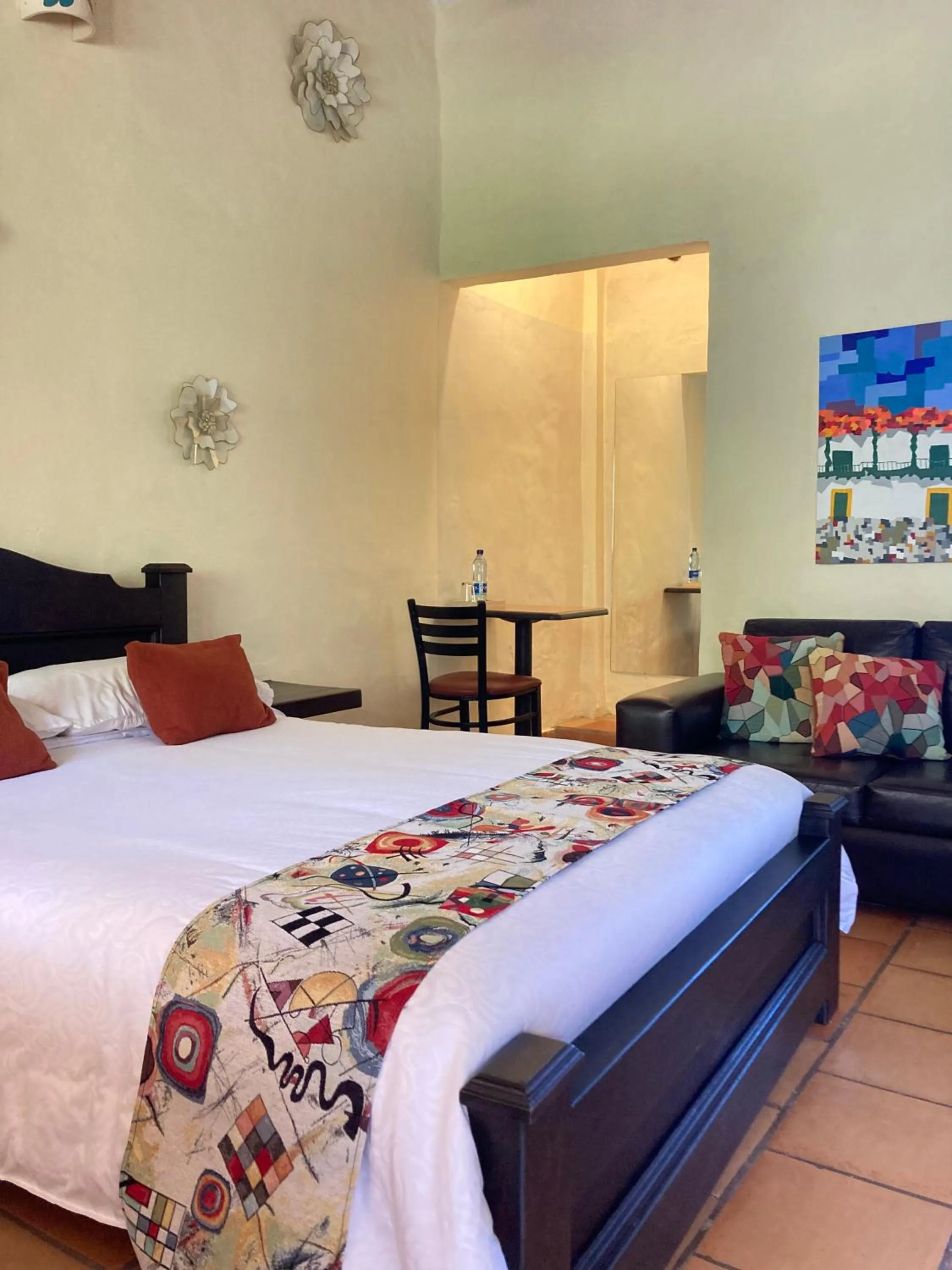 Photo of the whole room, Bed in Bombon Hotel