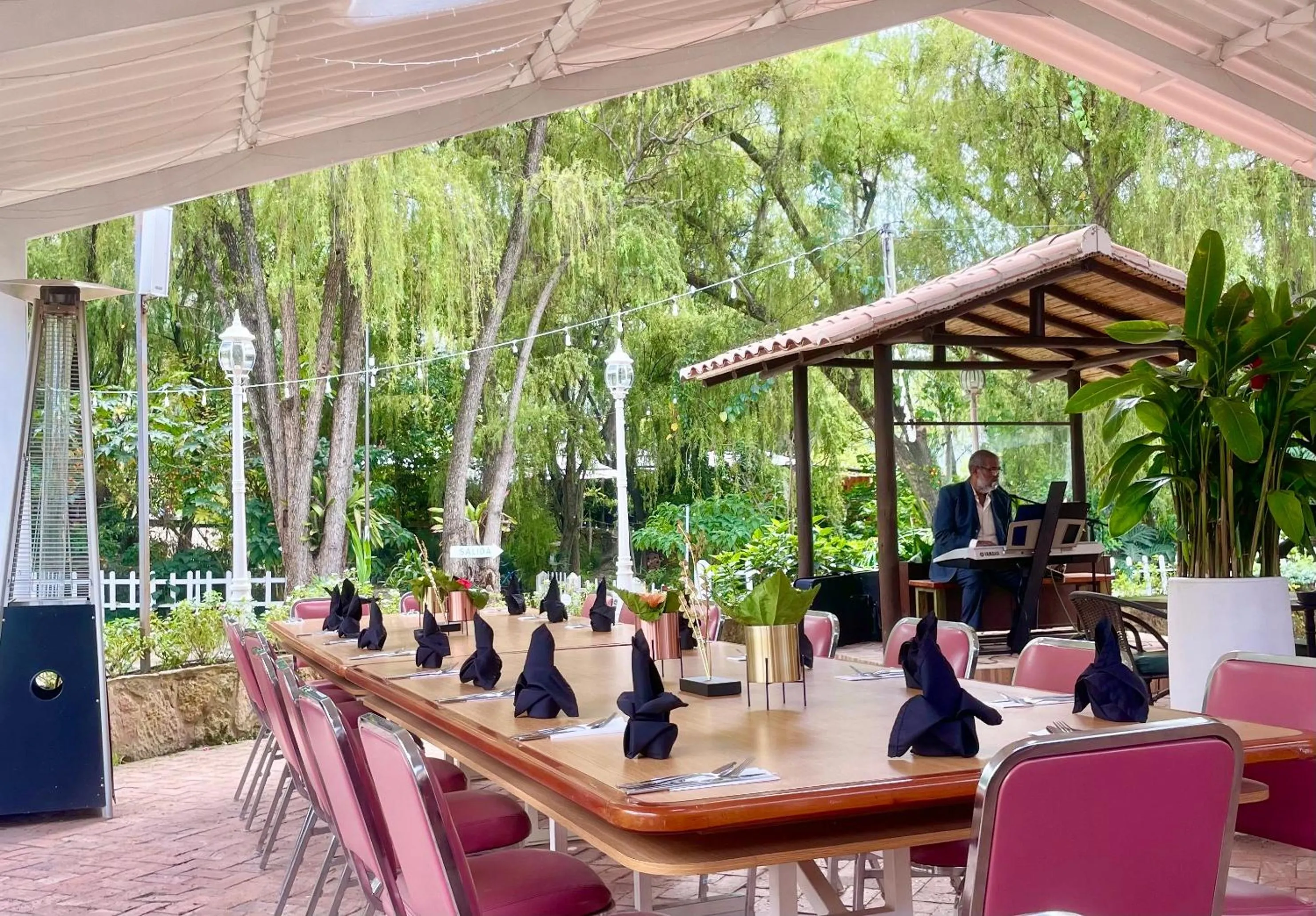 Restaurant/places to eat in Bombon Hotel