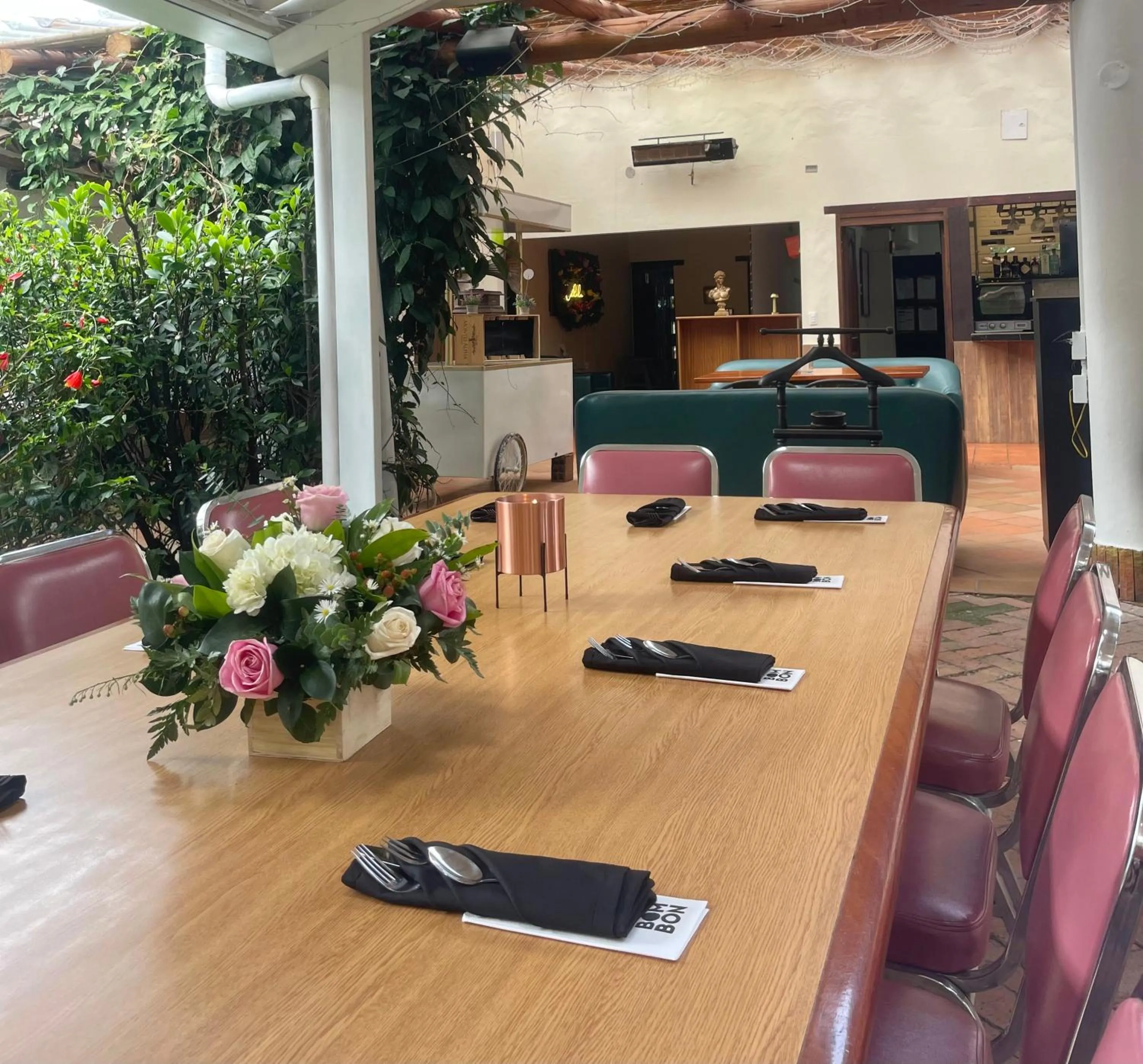 Restaurant/places to eat in Bombon Hotel