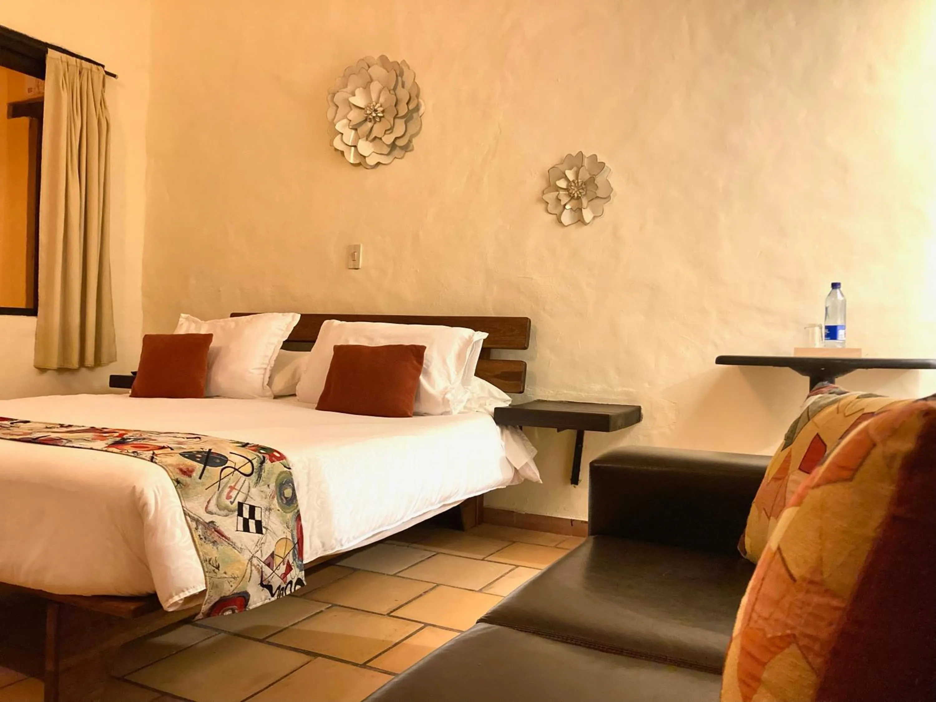 Living room, Bed in Bombon Hotel