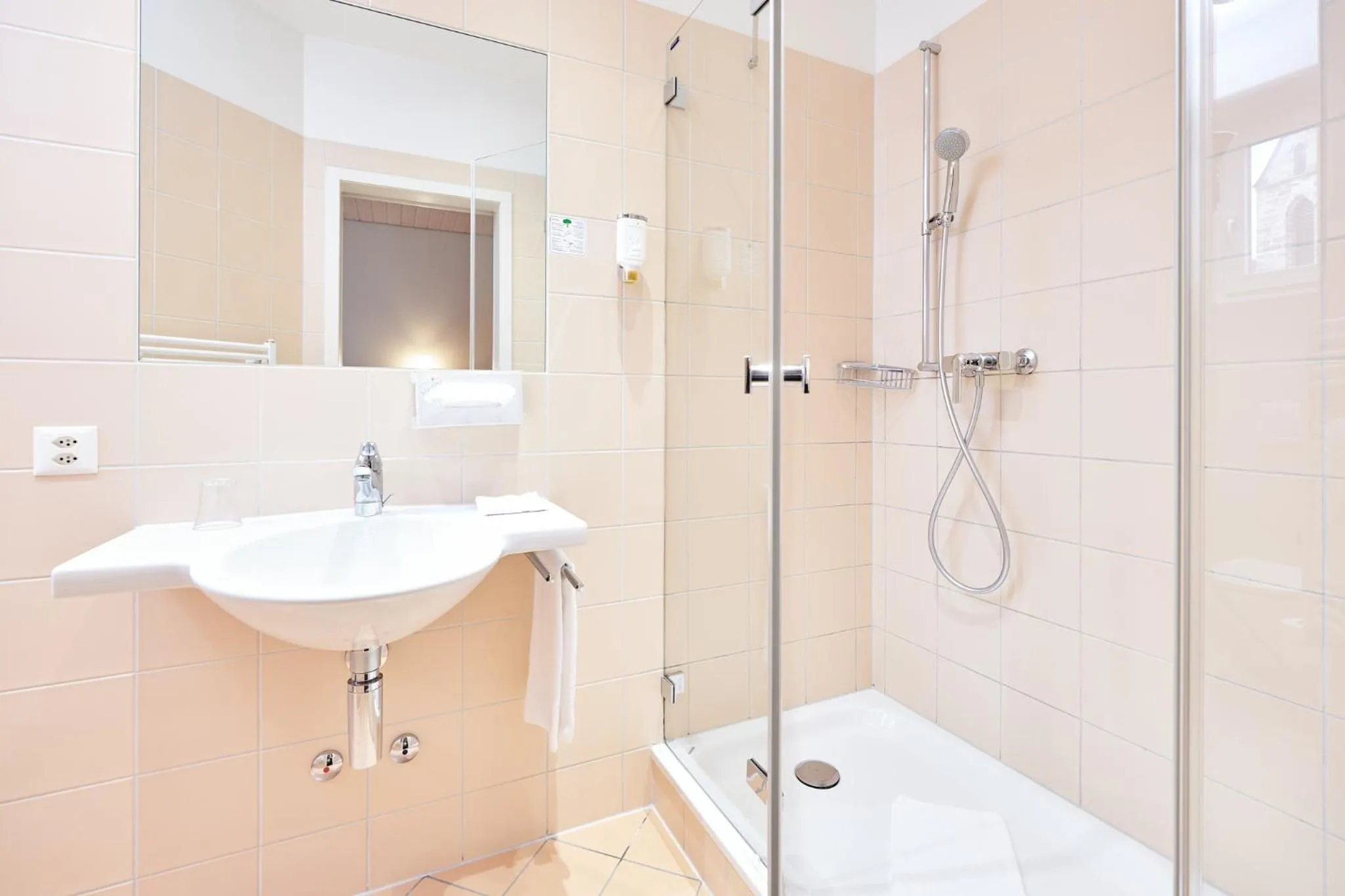 Shower in Central City Hotel Rochat