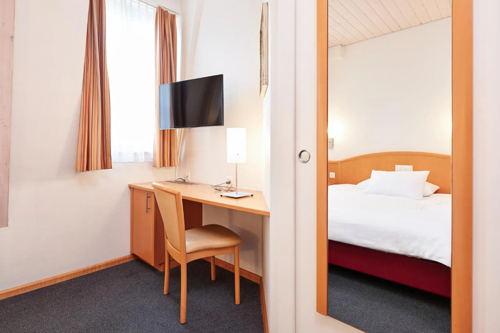 Bed in Central City Hotel Rochat