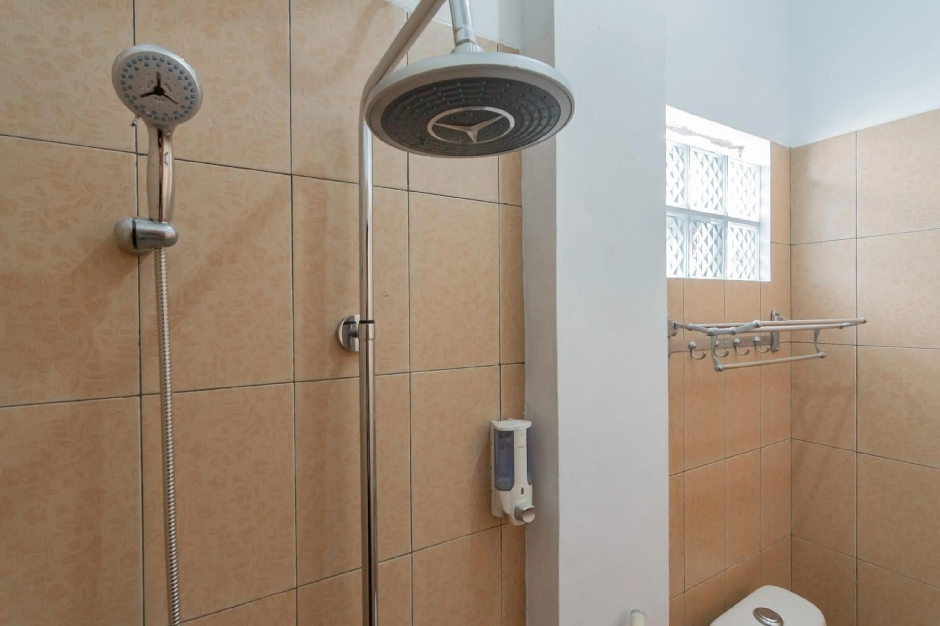 Shower in Lembur Kiwari Setra Duta Mitra RedDoorz
