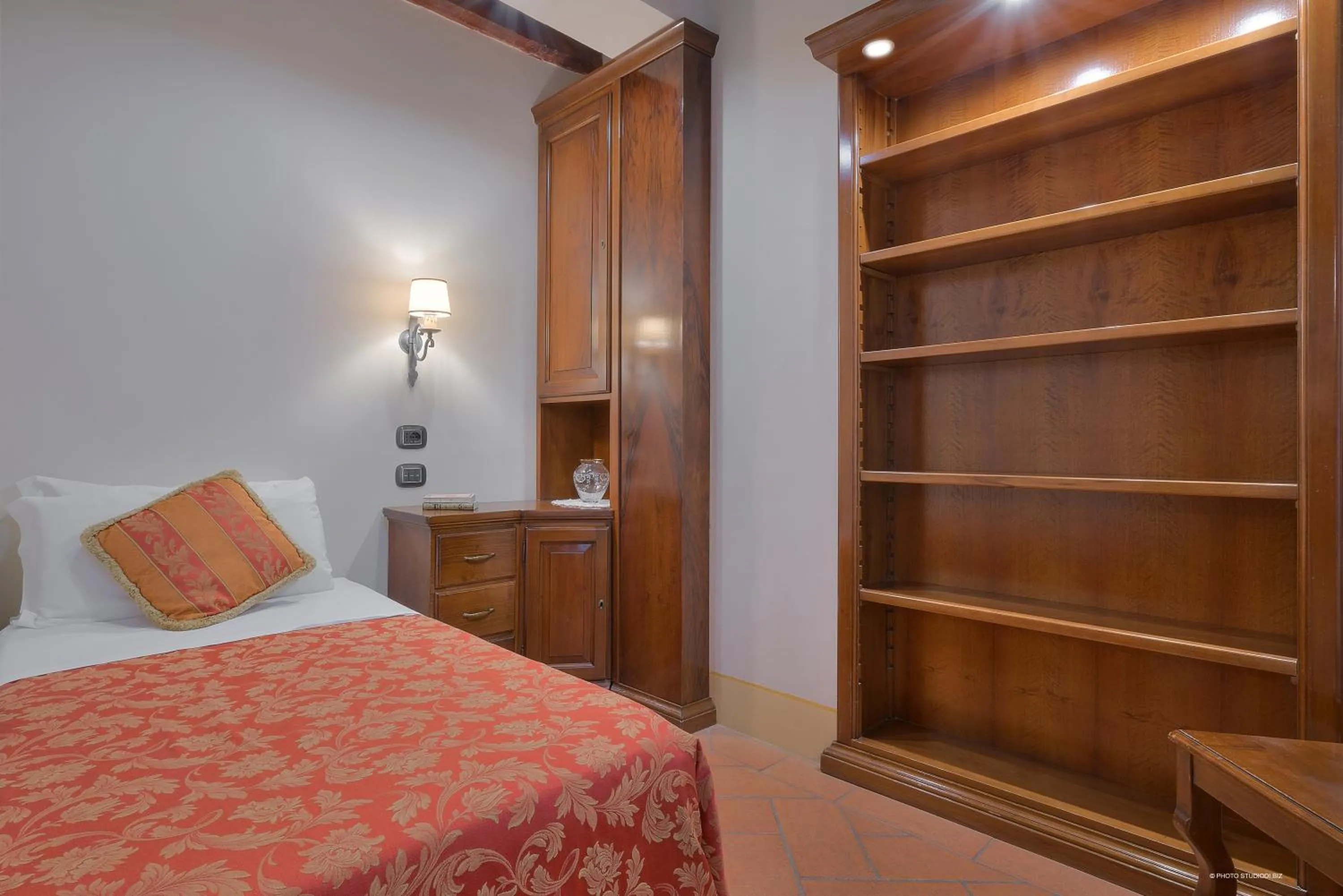 Photo of the whole room, Bed in First of Florence