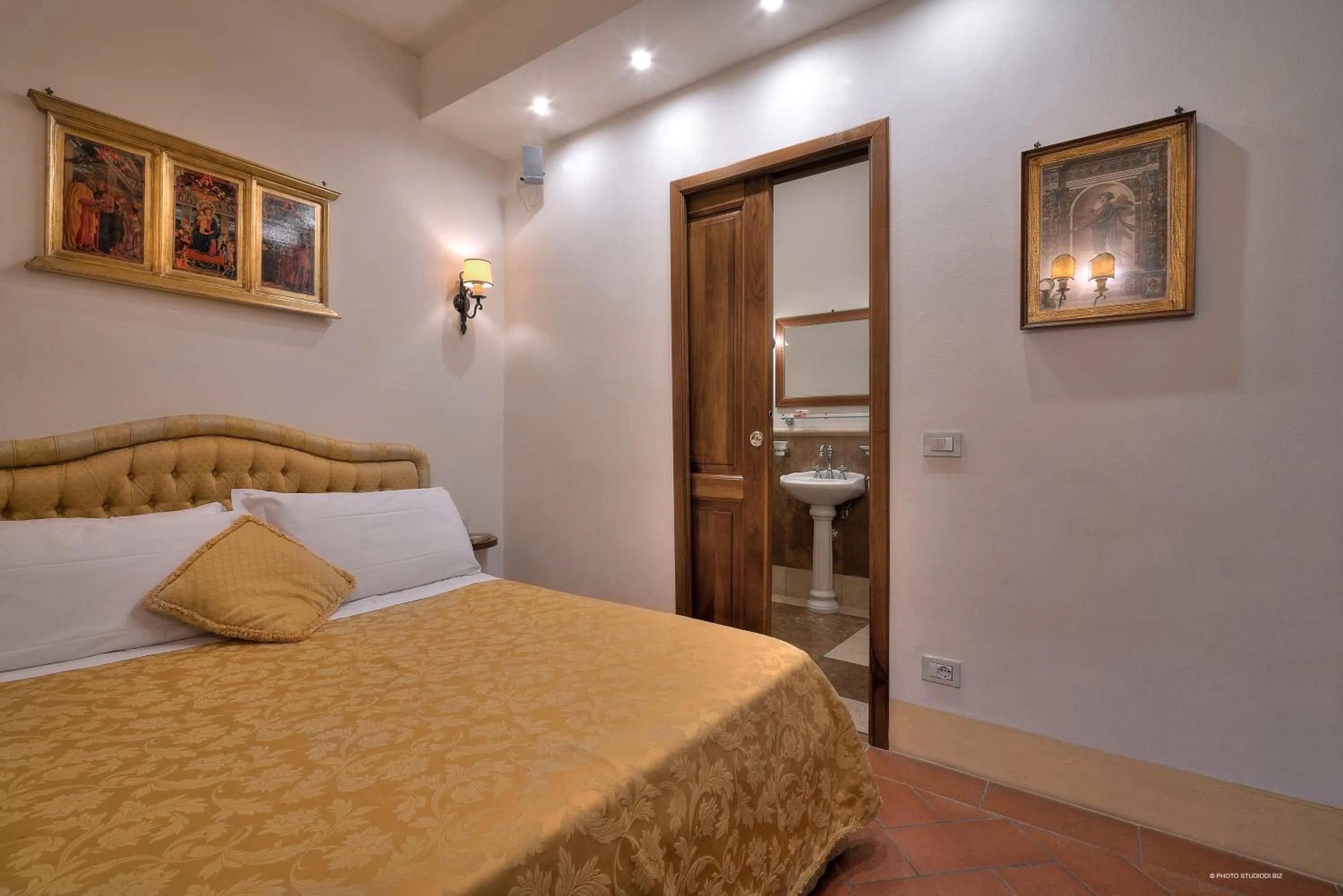 Photo of the whole room, Bed in First of Florence