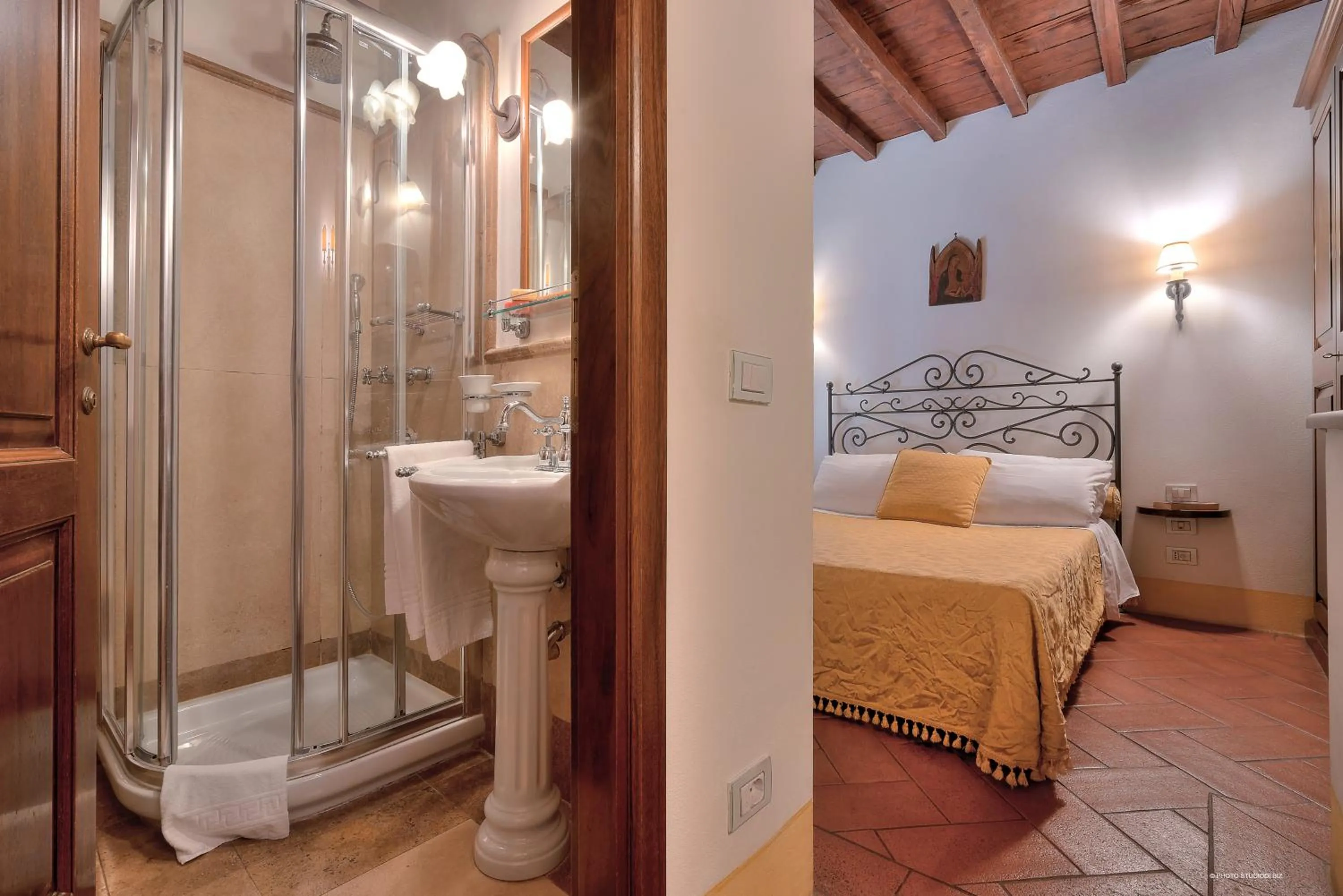 Bathroom, Bed in First of Florence