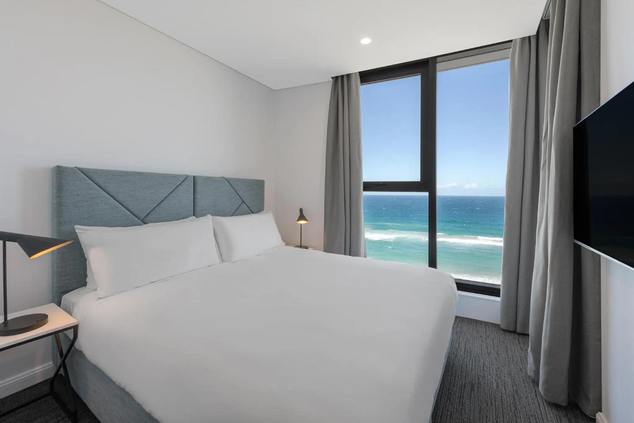Bed in Meriton Suites Surfers Paradise