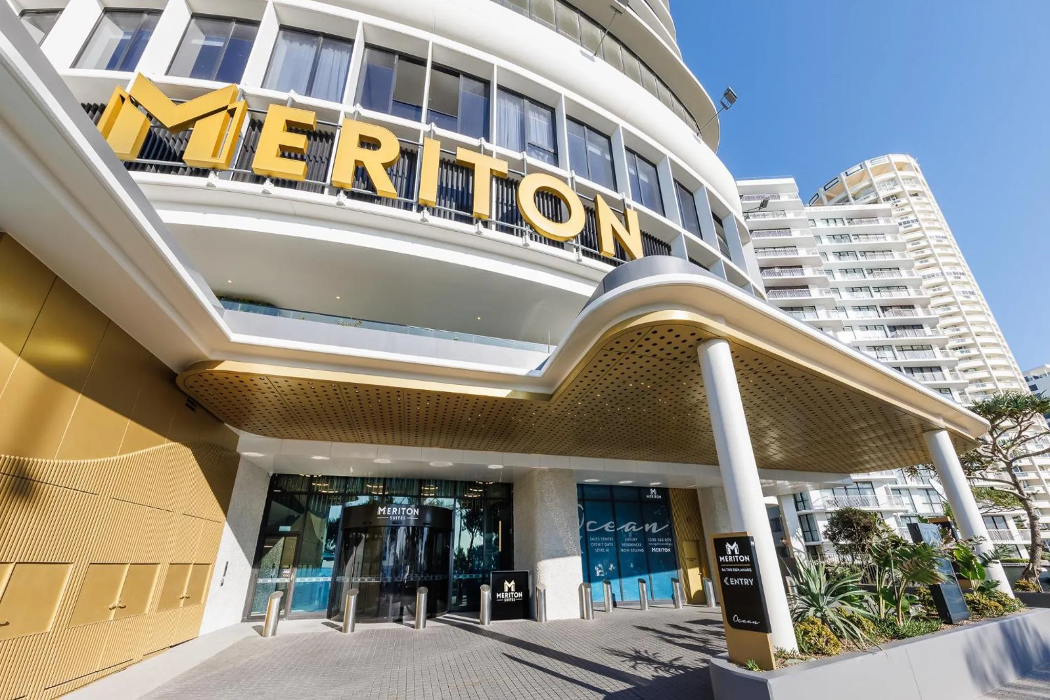 Property building in Meriton Suites Surfers Paradise