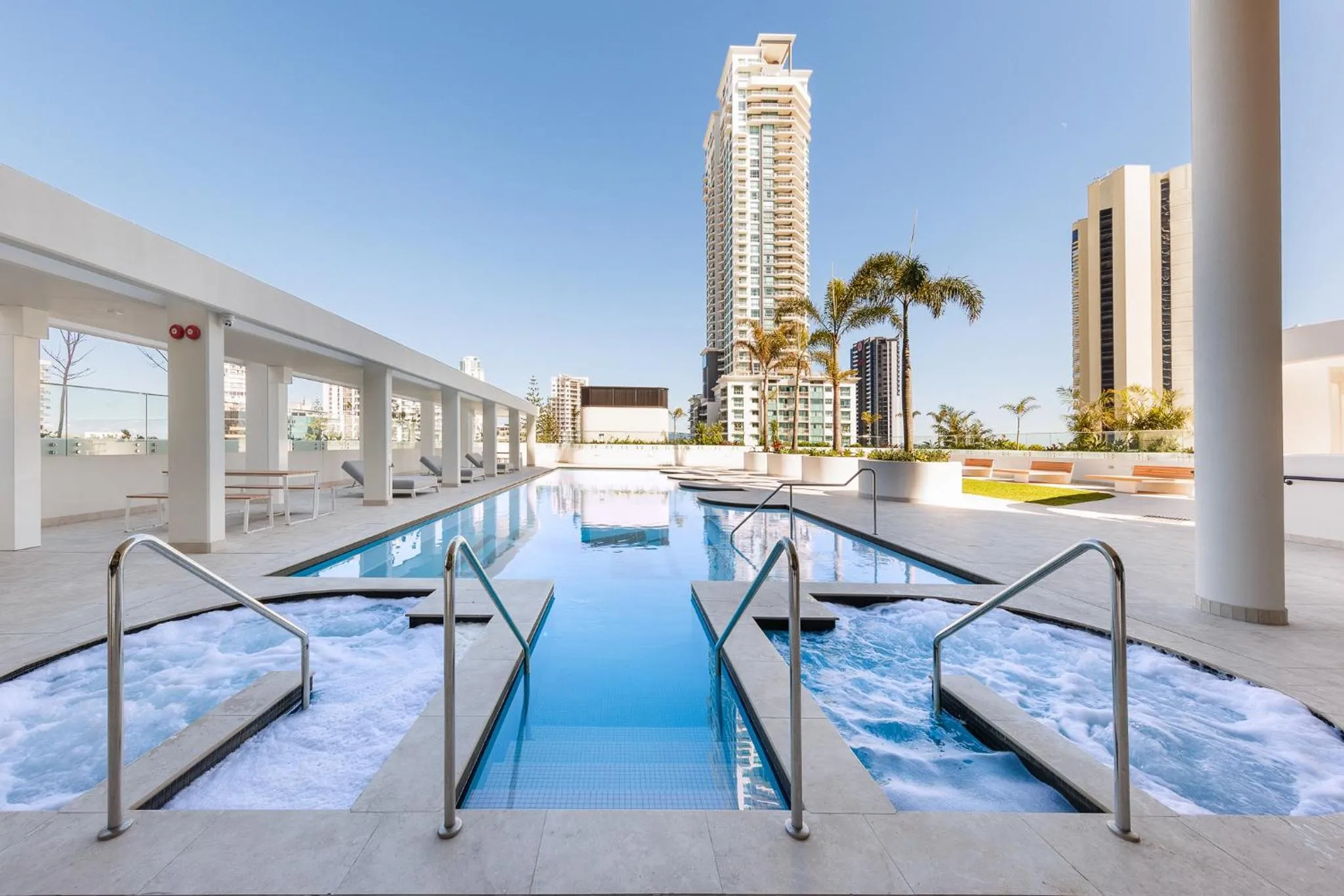 Hot Tub in Meriton Suites Surfers Paradise