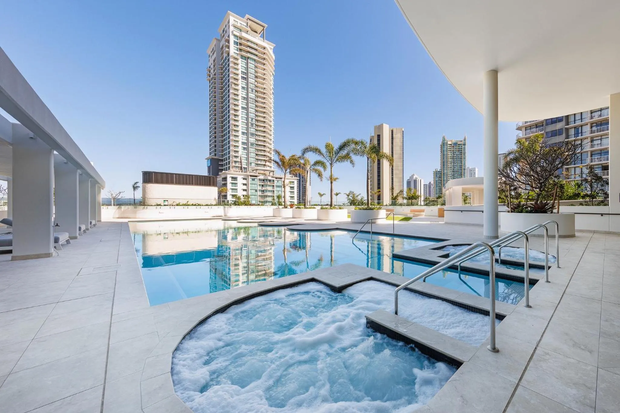 Hot Tub in Meriton Suites Surfers Paradise