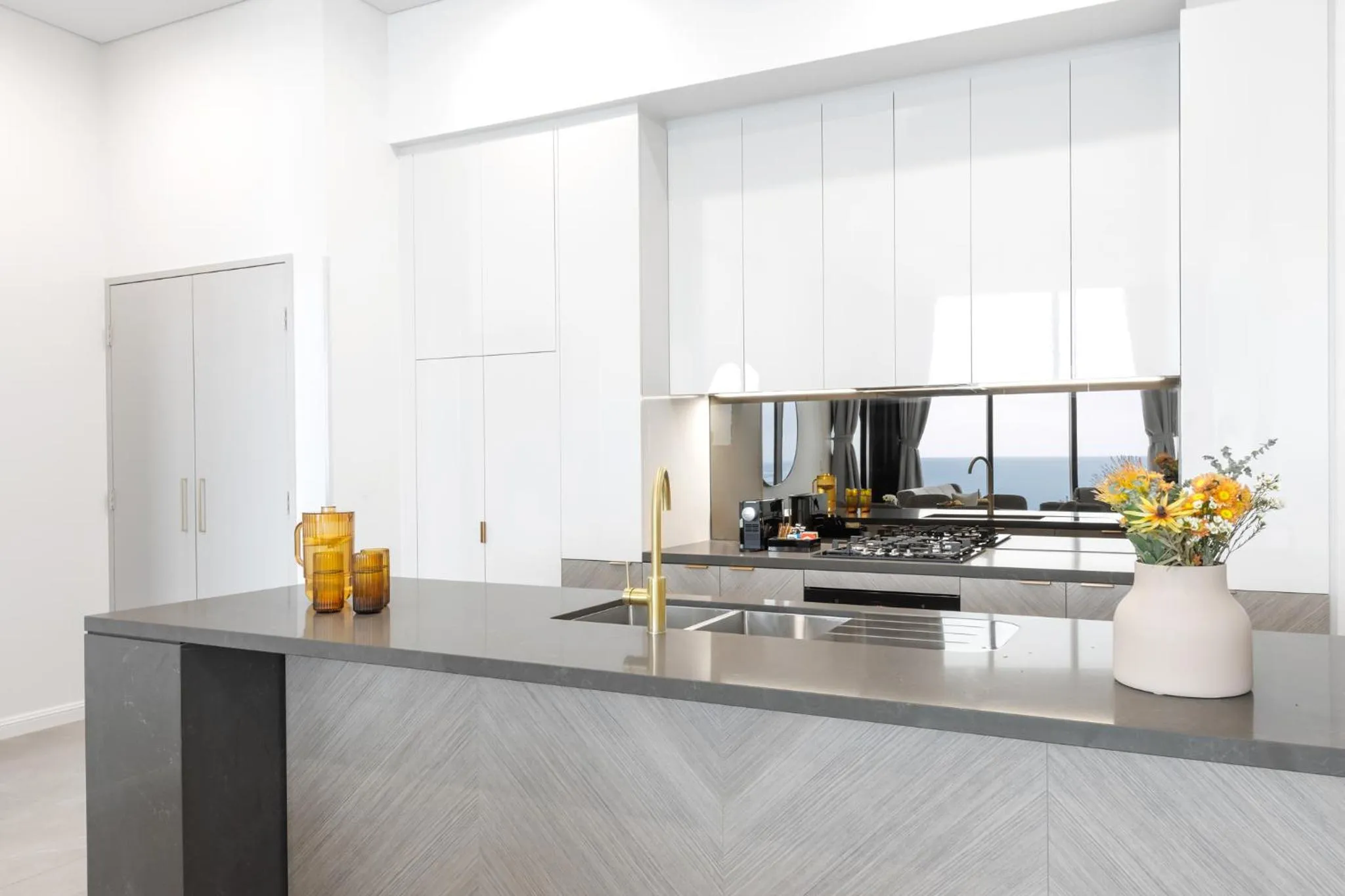 Kitchen or kitchenette in Meriton Suites Surfers Paradise