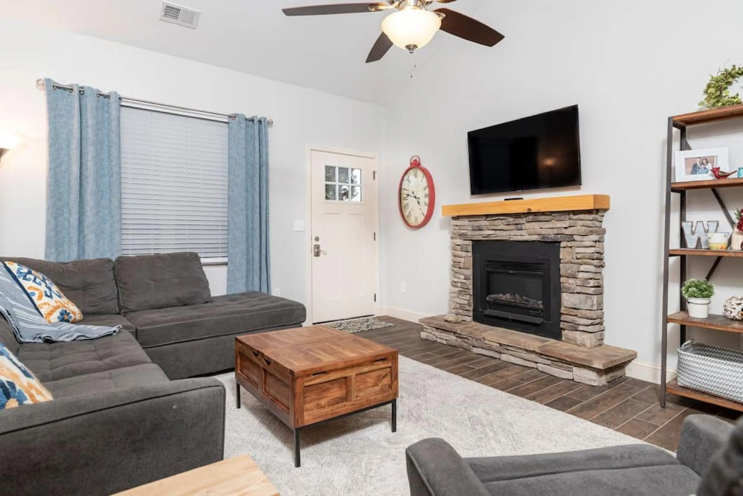 Entertainment in Elegant Cades Cove Condo with Community Pool