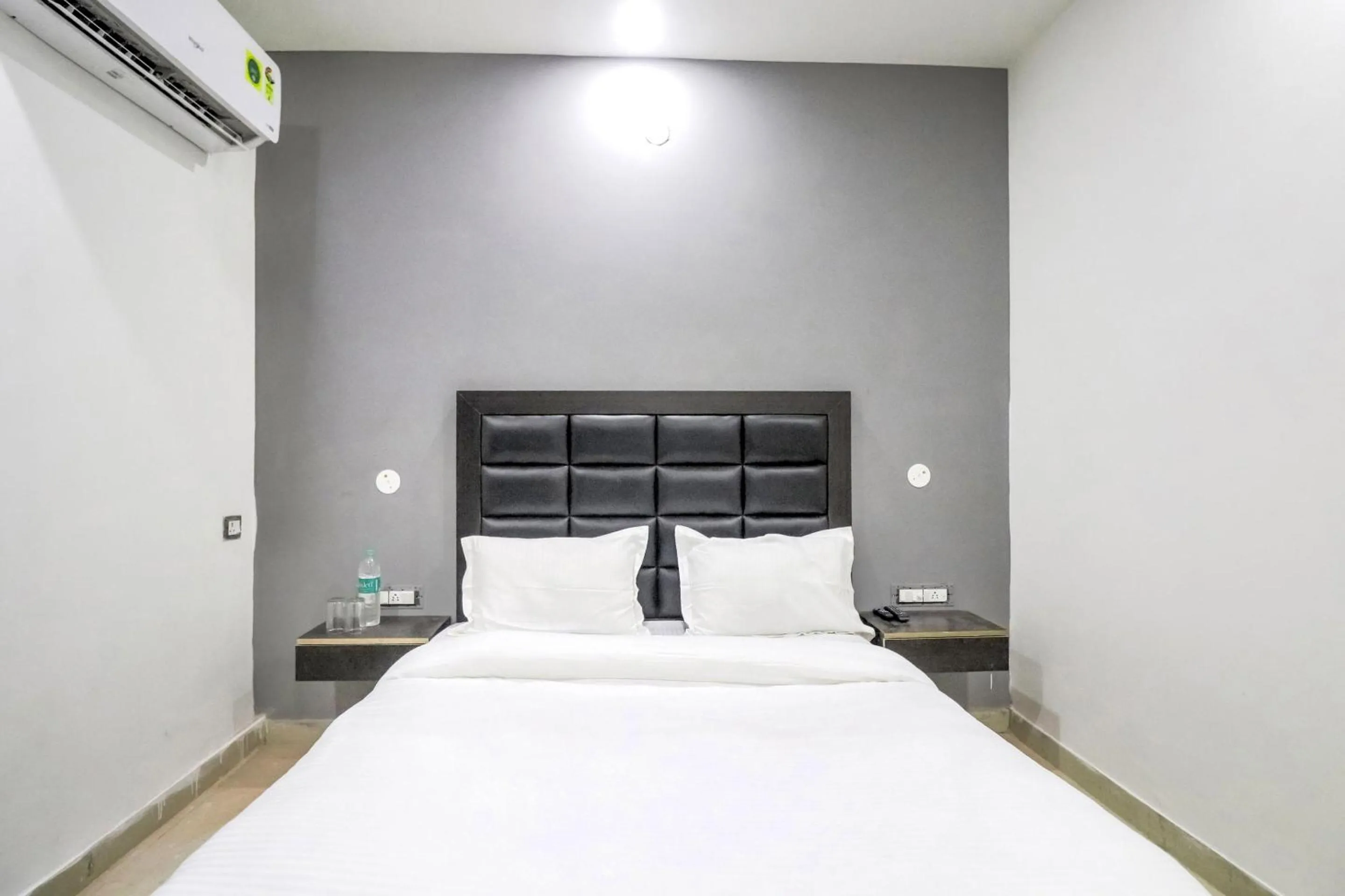 Bedroom, Bed in Collection O Mahavir Enclave Near Dashrath Puri Metro Station