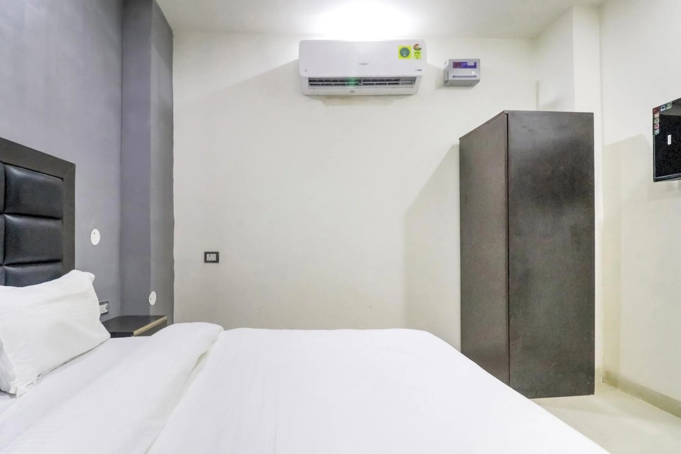 Bedroom, Bed in Collection O Mahavir Enclave Near Dashrath Puri Metro Station