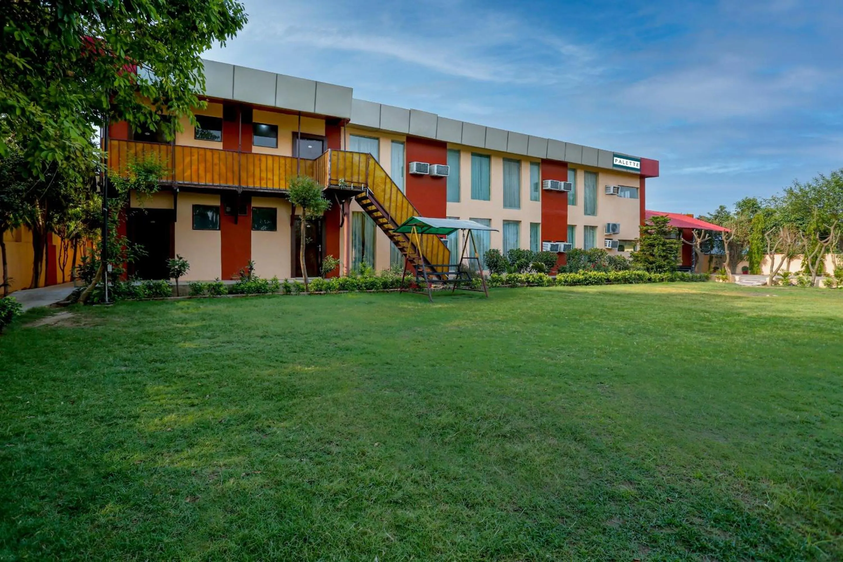 Facade/entrance in Palette - JPS Residency