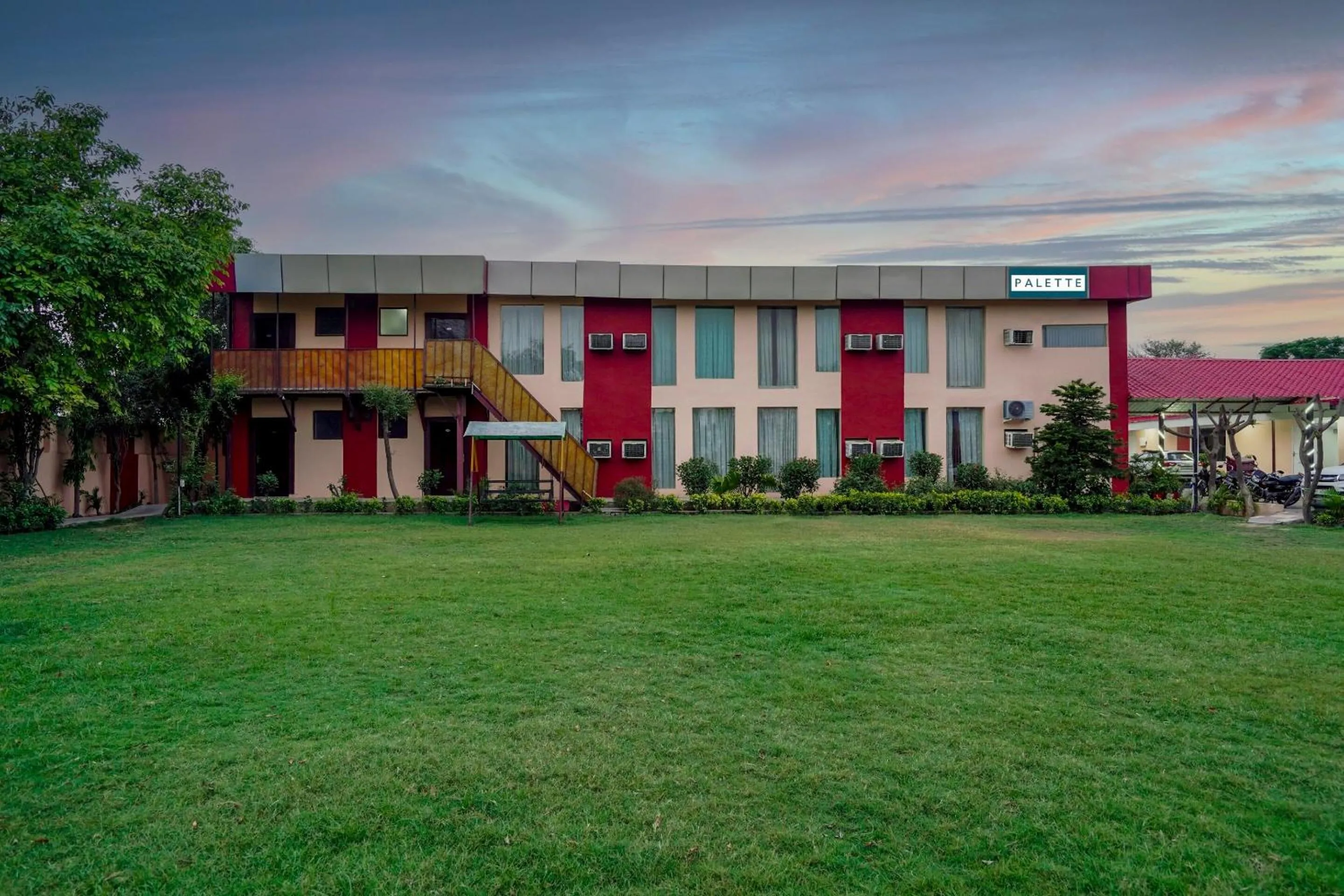 Facade/entrance in Palette - JPS Residency