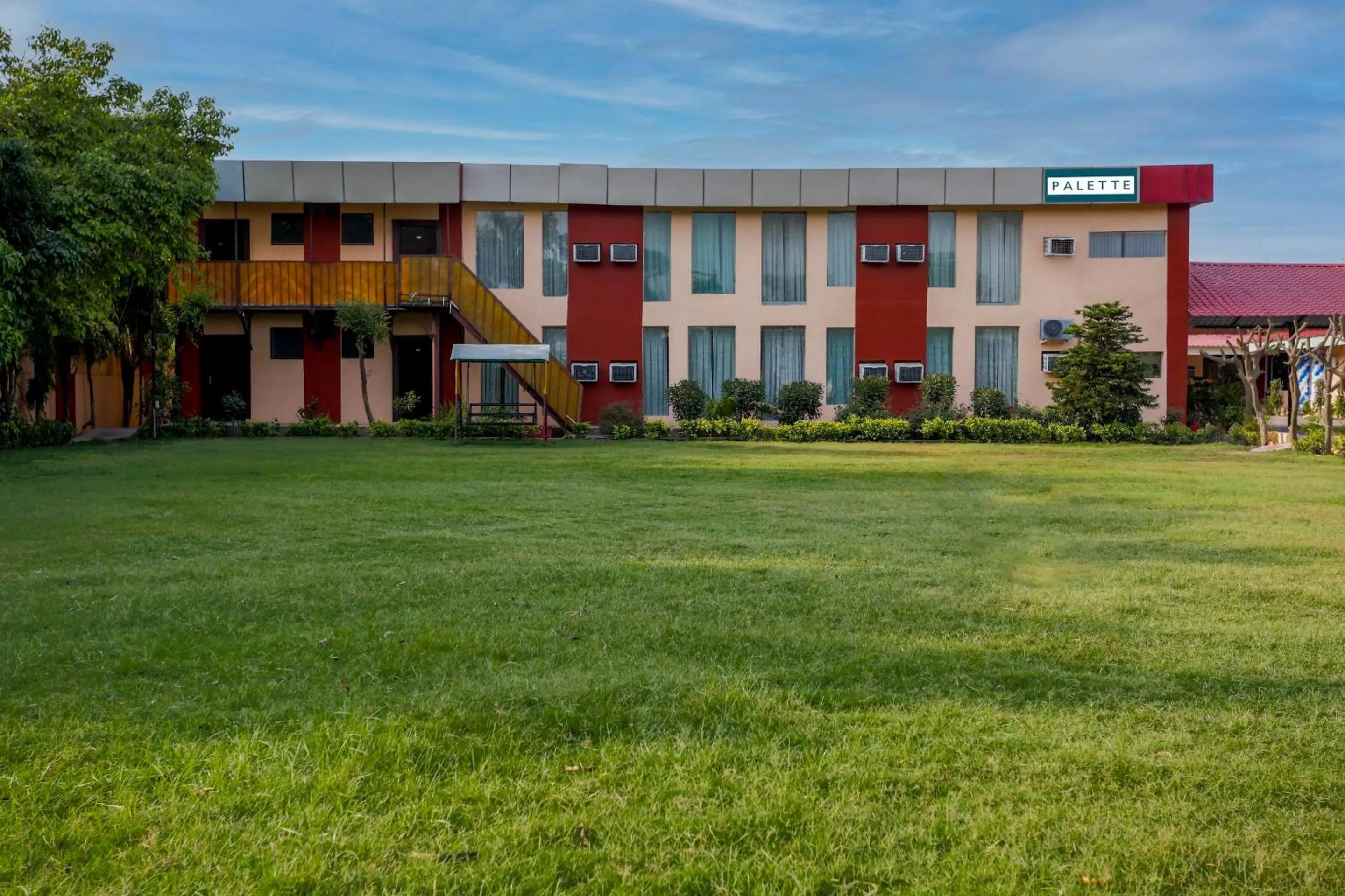 Facade/entrance in Palette - JPS Residency