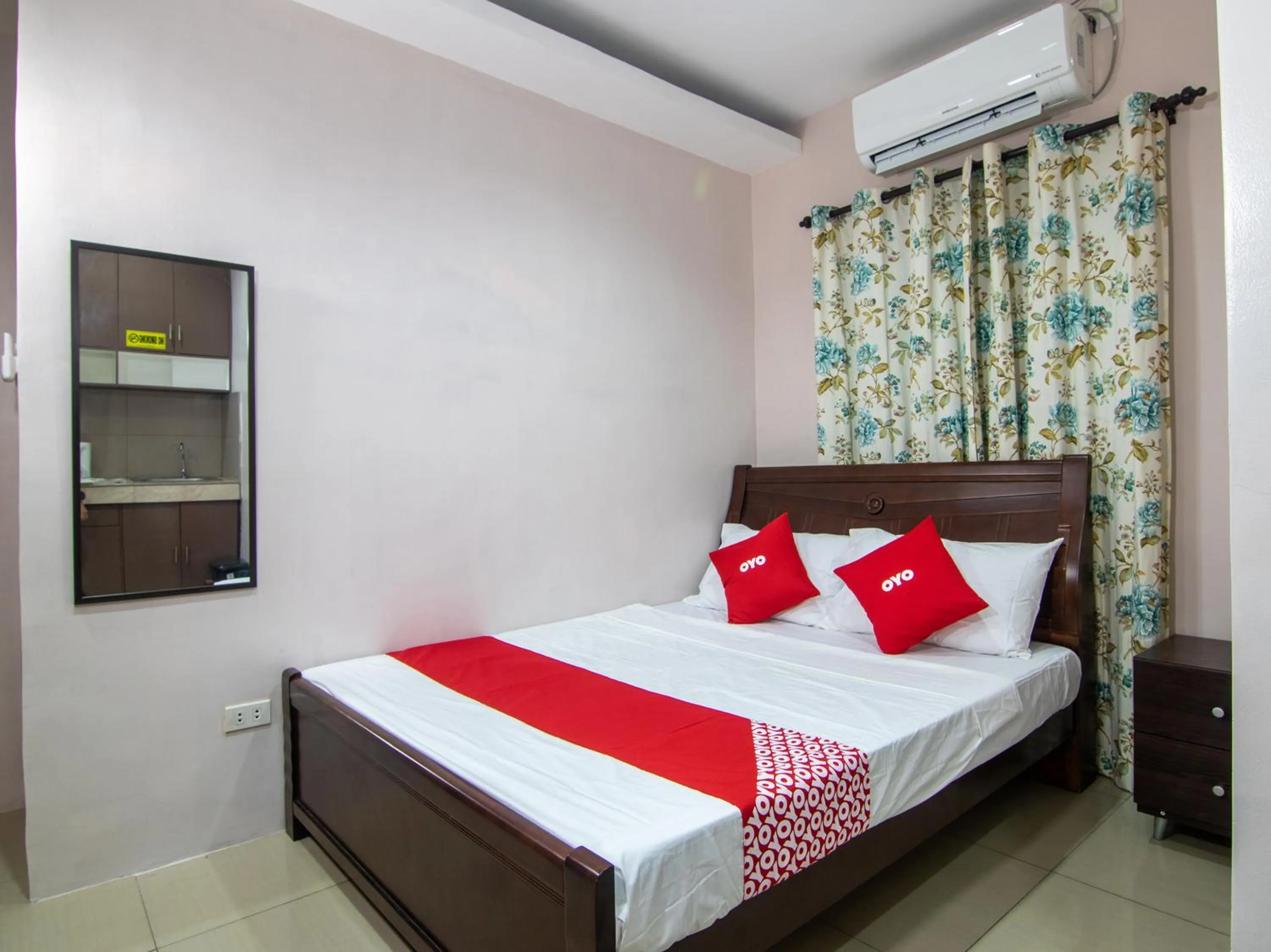 Standard Double Room in OYO 766 Ichehan Apartments