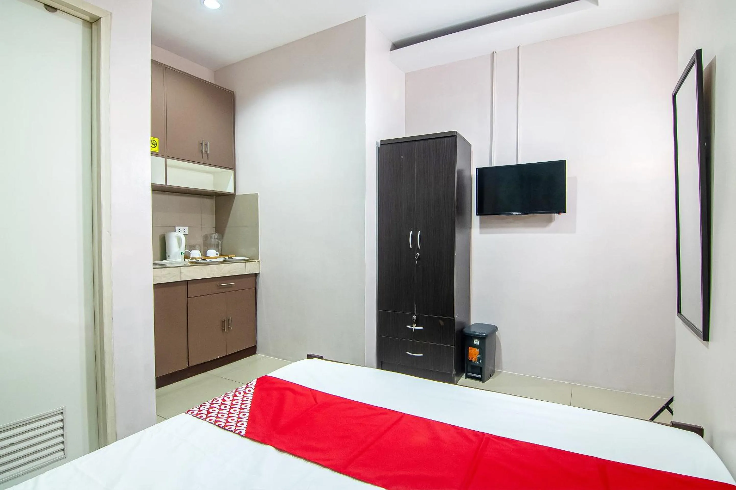 Bedroom in OYO 766 Ichehan Apartments