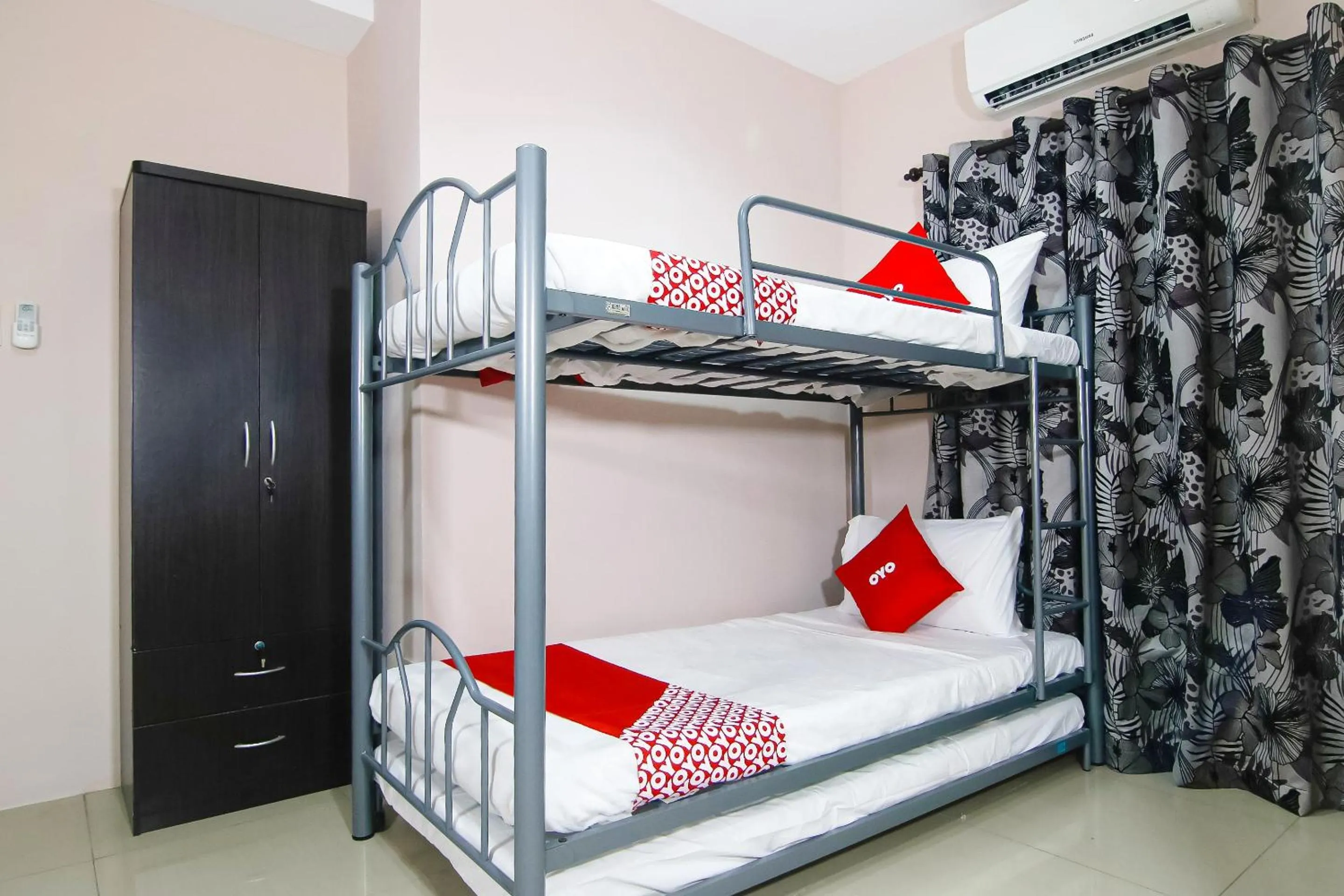 Bedroom in OYO 766 Ichehan Apartments