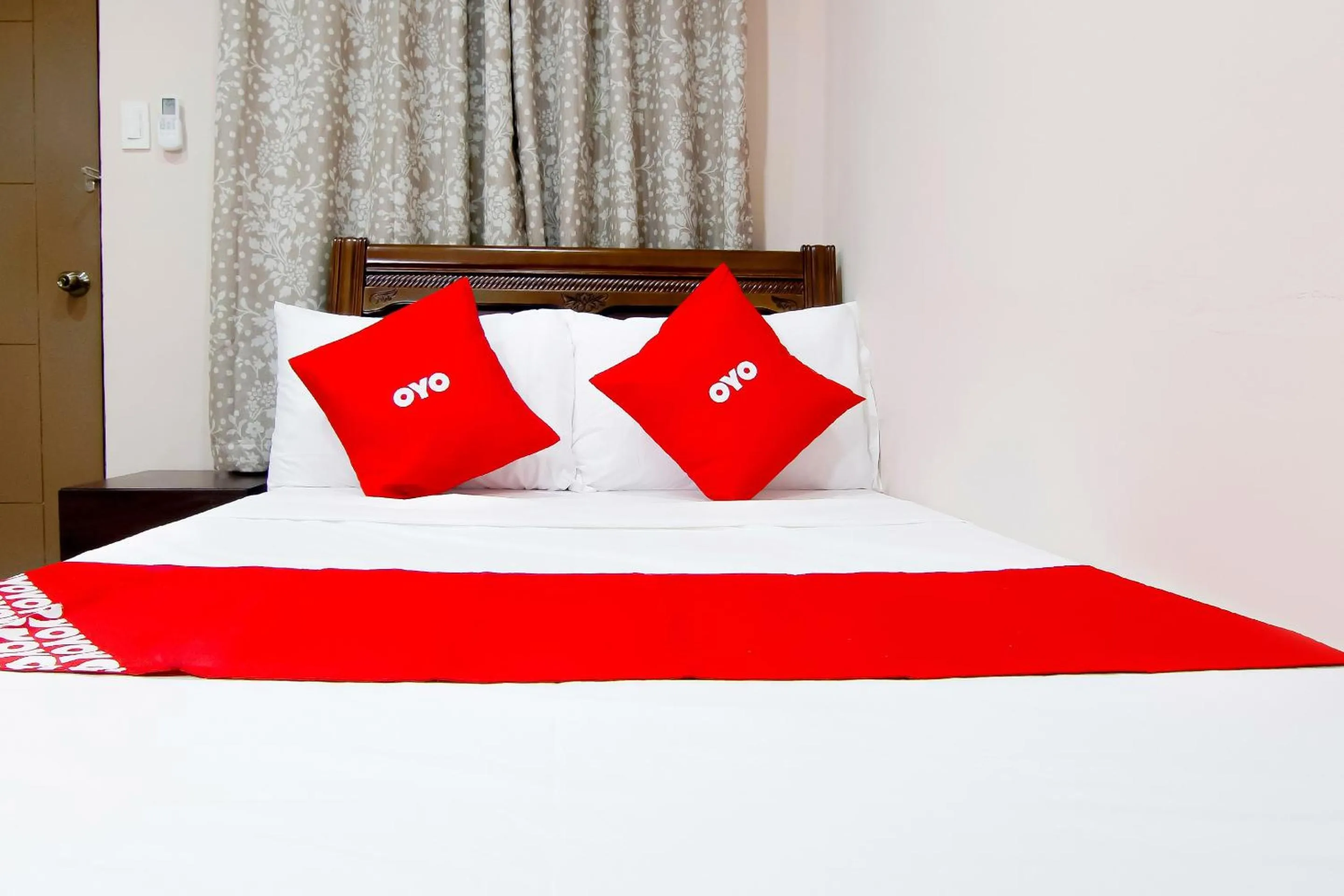 Bedroom in OYO 766 Ichehan Apartments