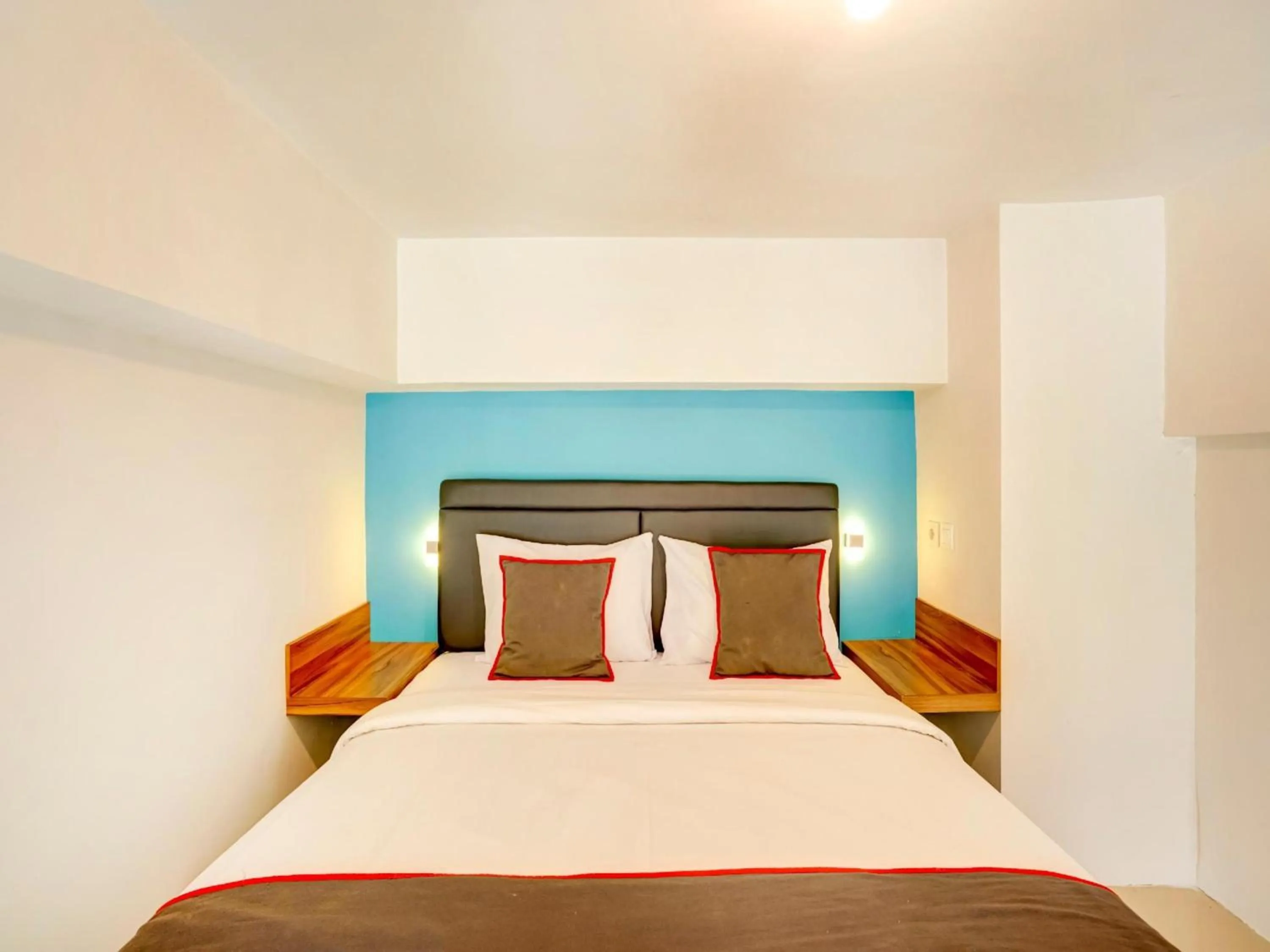 Bedroom, Bed in Collection O 30 Amega Crown Sub