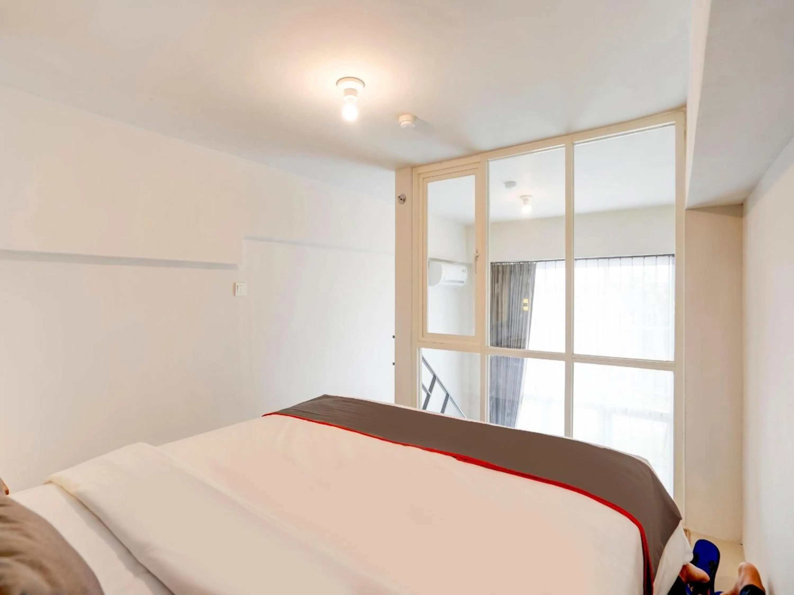 Photo of the whole room, Bed in Collection O 30 Amega Crown Sub