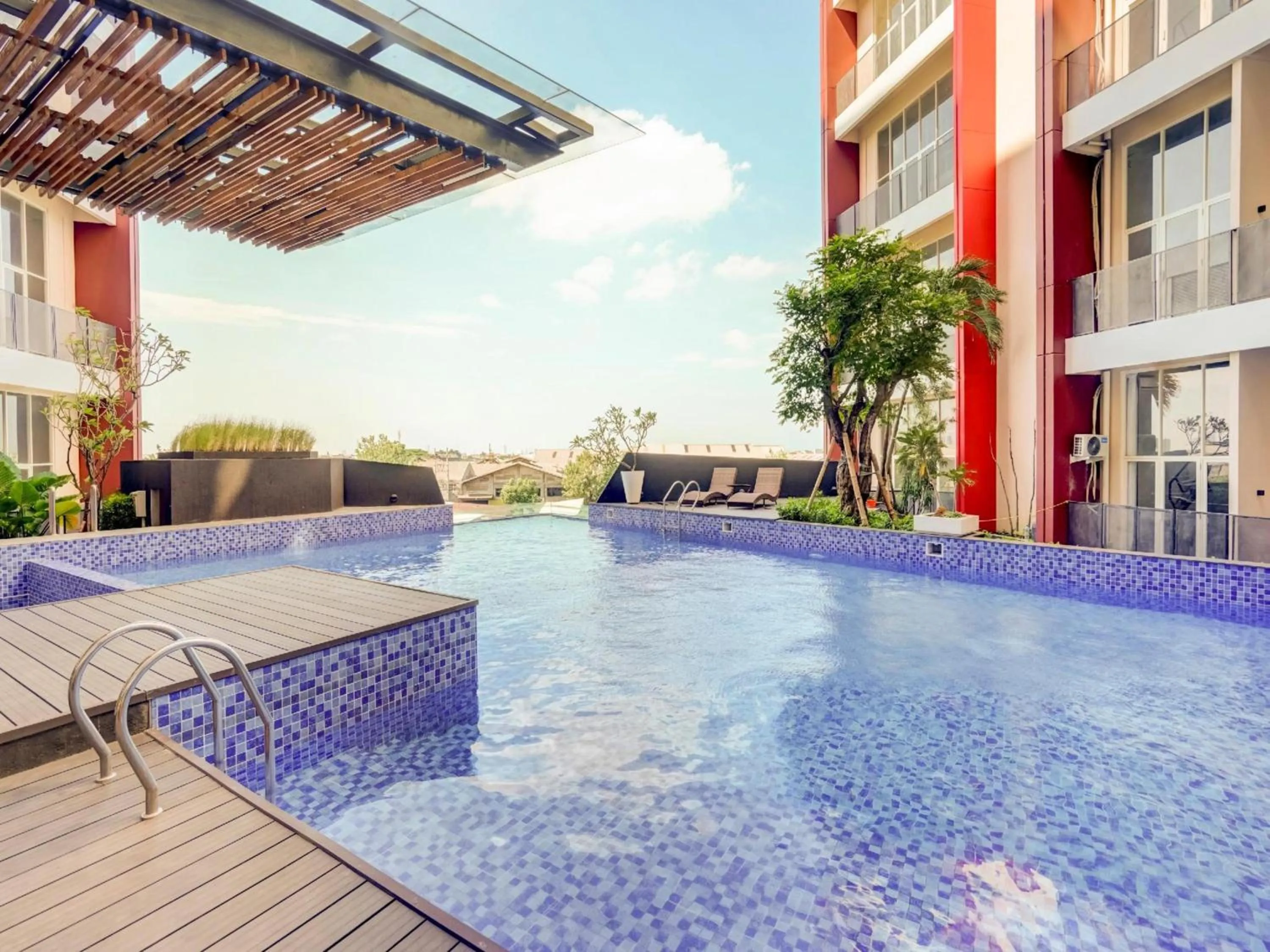 Swimming pool in Collection O 30 Amega Crown Sub