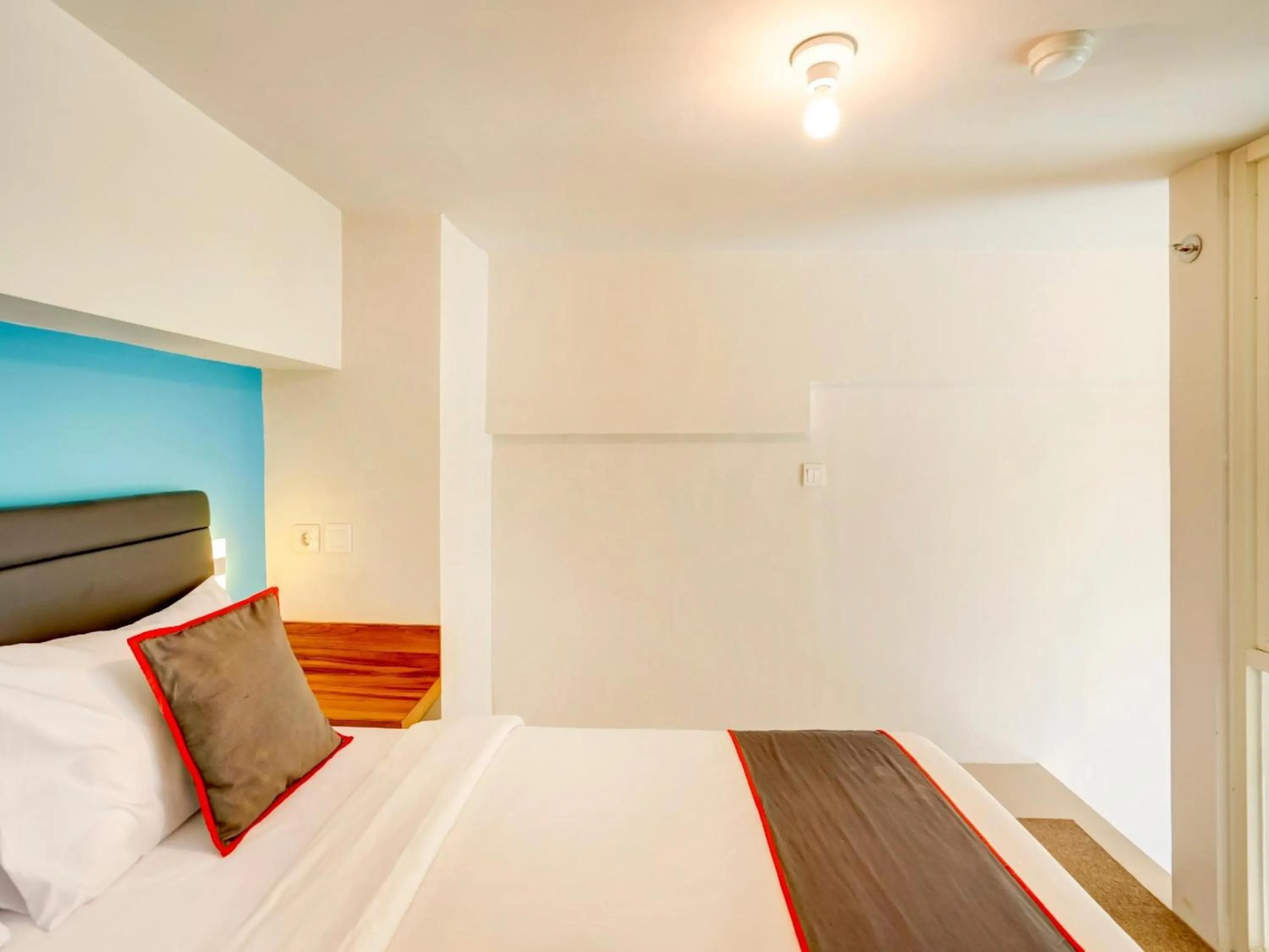 Bedroom, Bed in Collection O 30 Amega Crown Sub