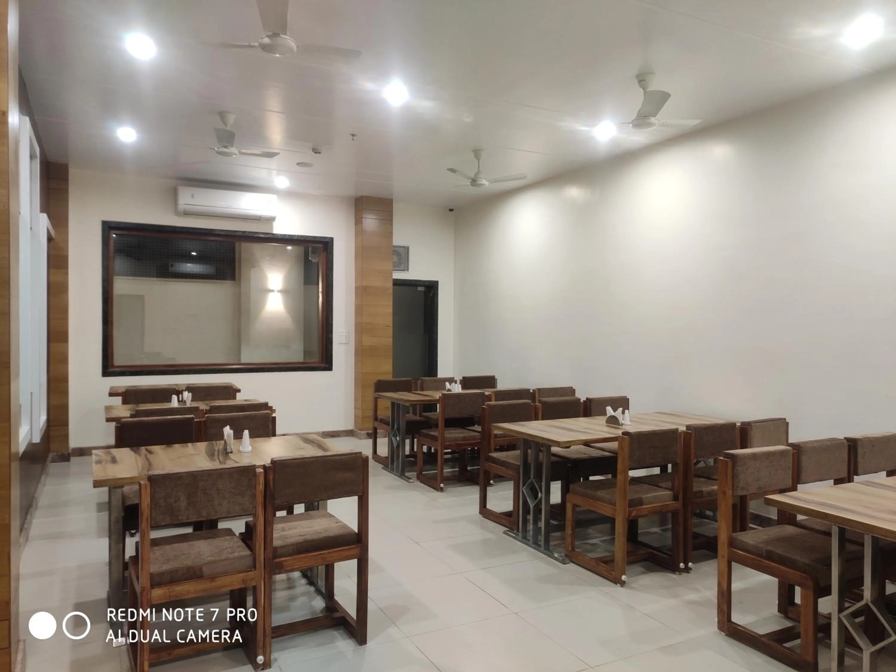 Restaurant/places to eat in Hotel Shree Shyam International