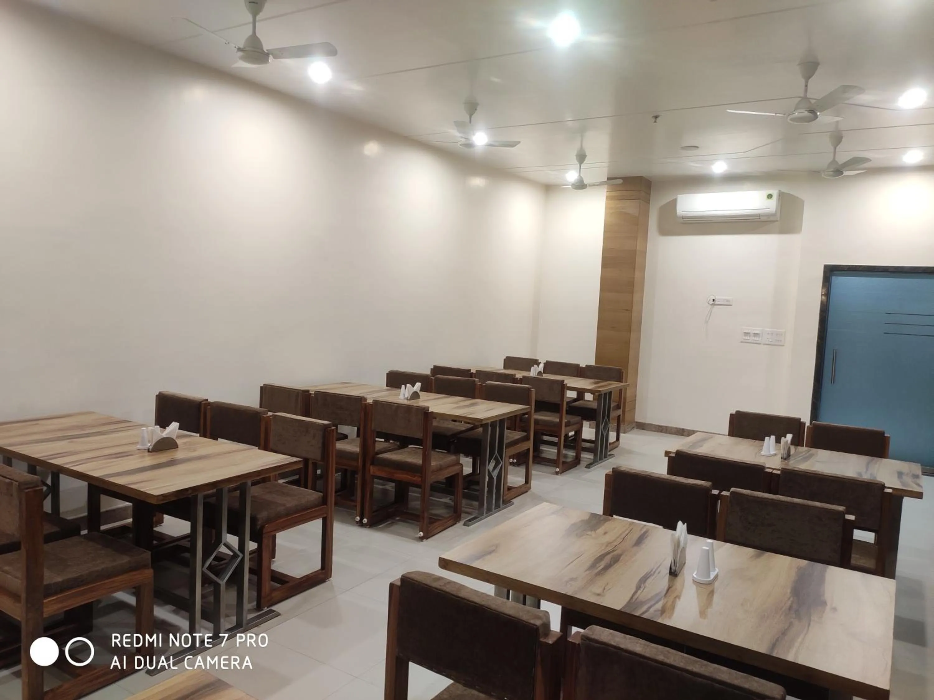 Restaurant/places to eat in Hotel Shree Shyam International