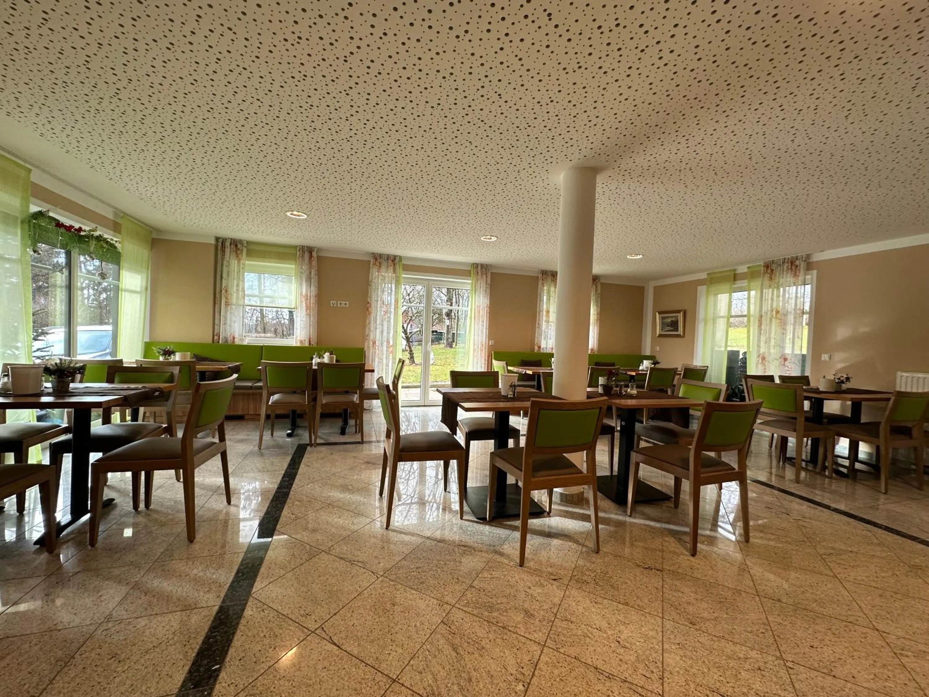 Restaurant/places to eat in ROTHSEE Hotel