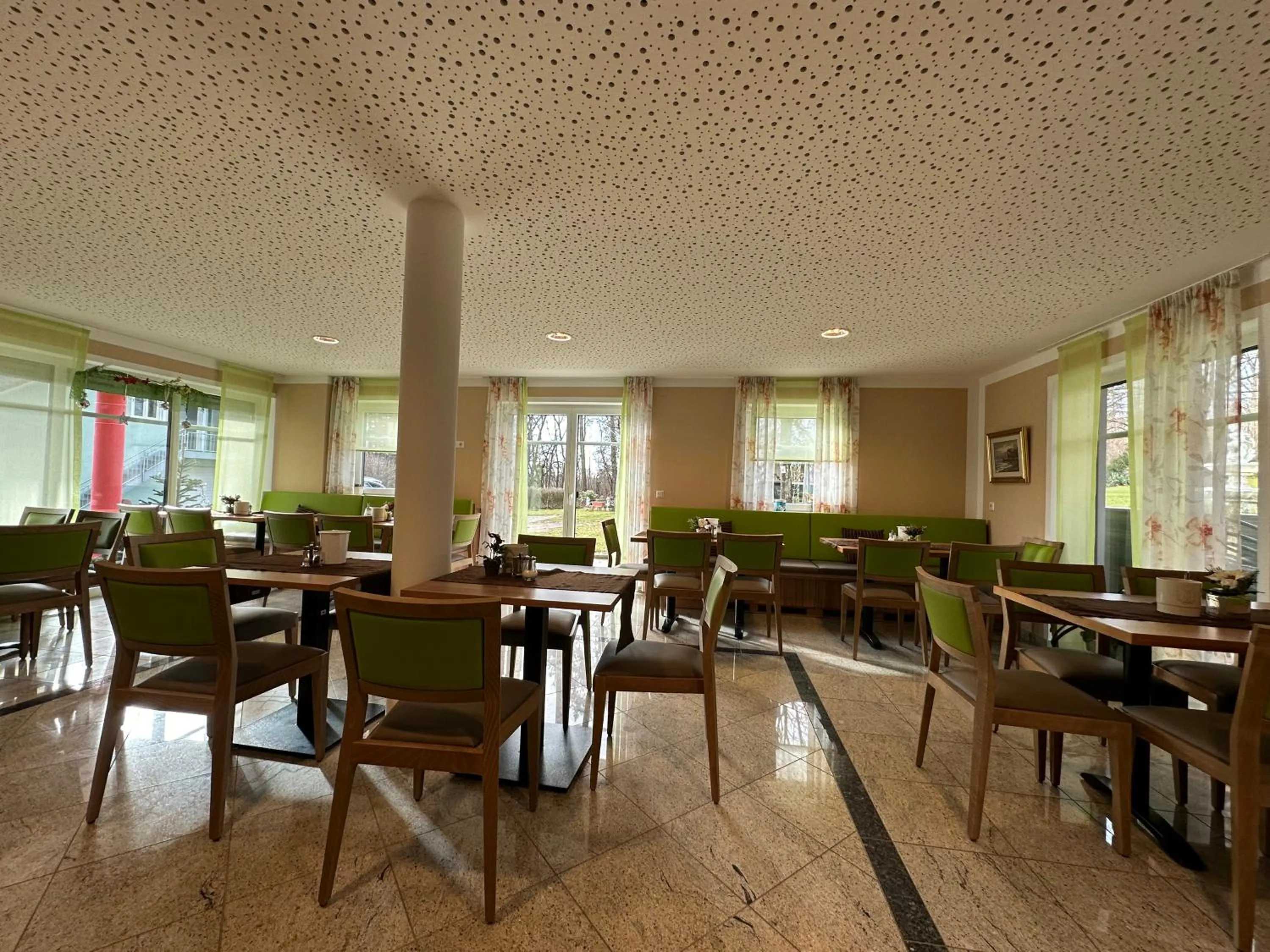 Restaurant/places to eat in ROTHSEE Hotel