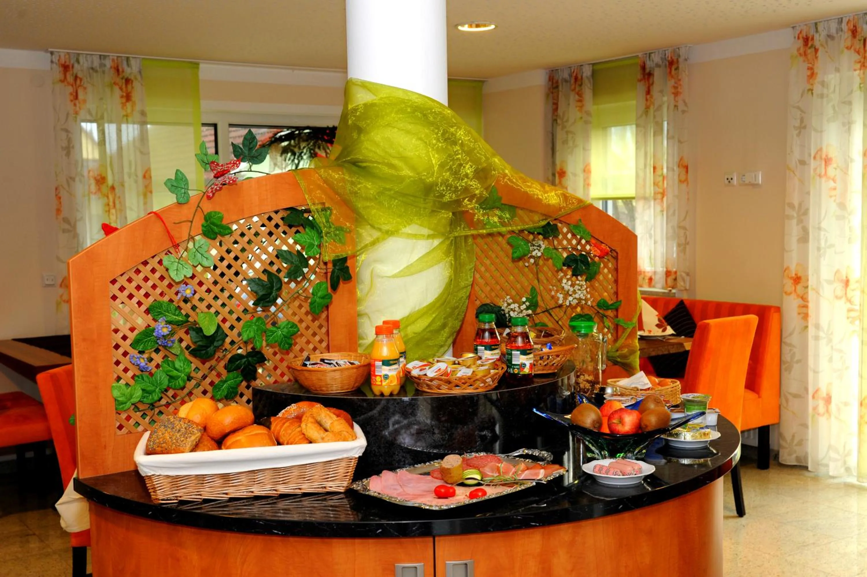 Restaurant/places to eat in ROTHSEE Hotel