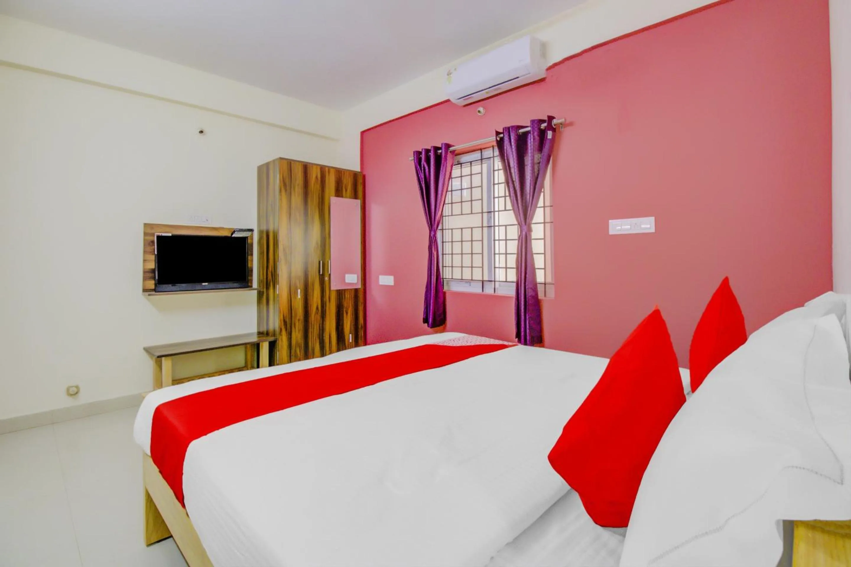 Bedroom, Bed in Hotel O Nelli Suites