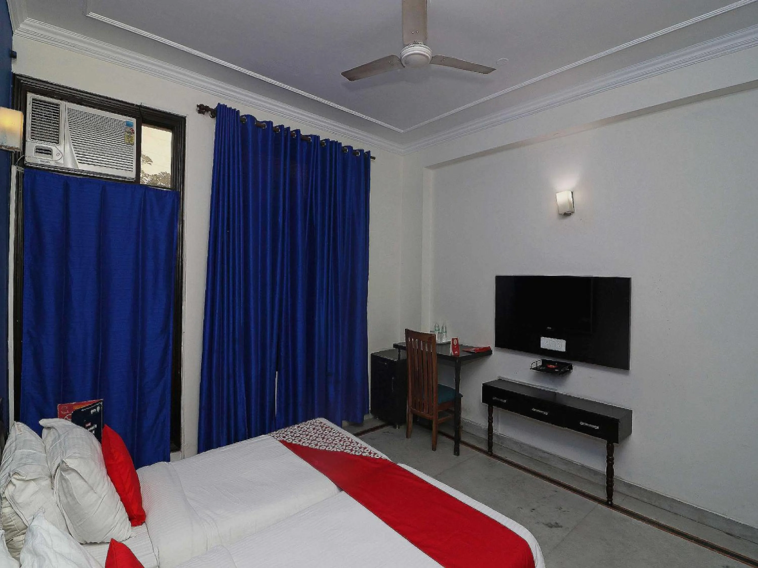 Bedroom, Bed in Hotel O Golden Cafe