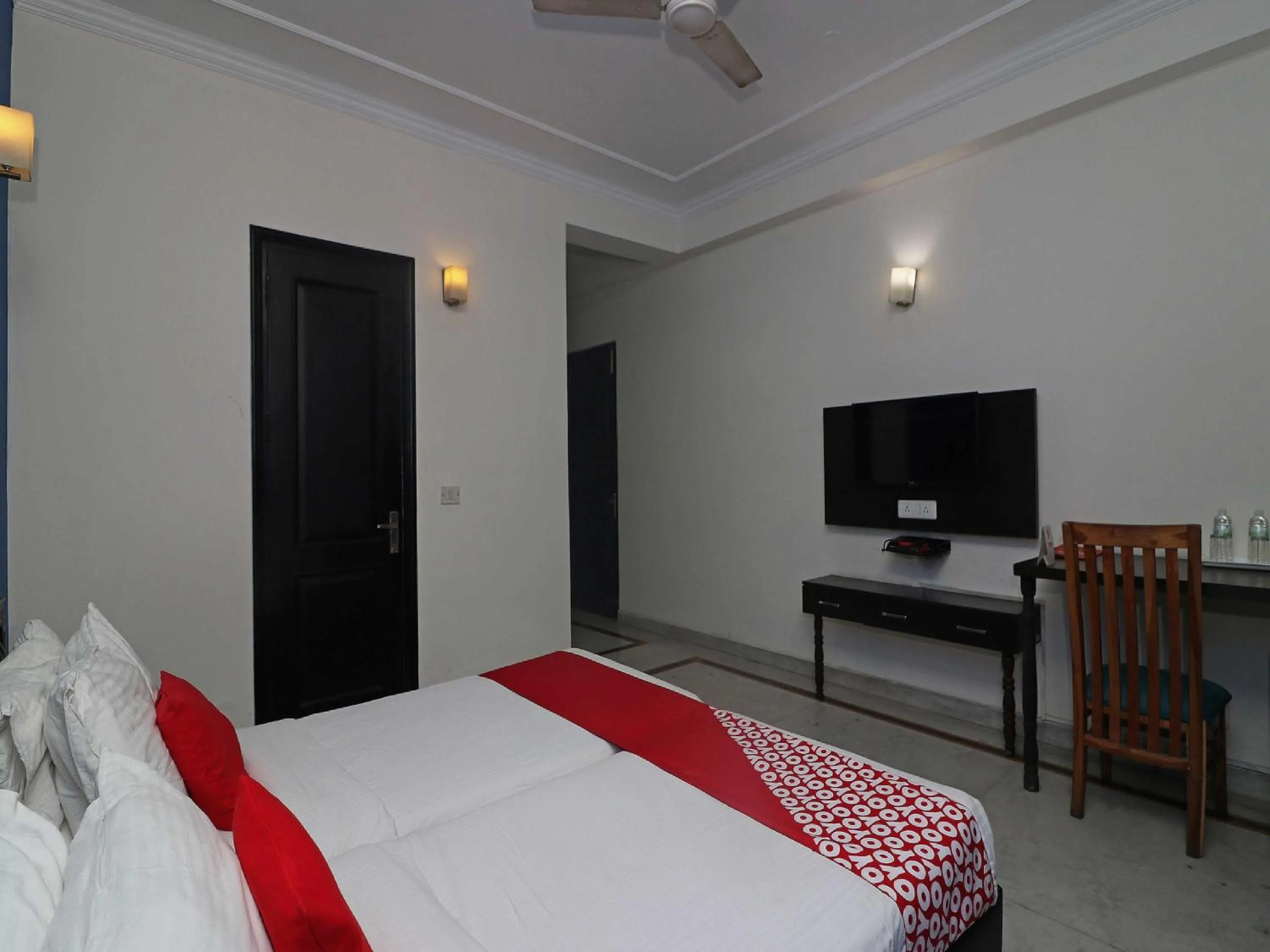 Bedroom, Bed in Hotel O Golden Cafe