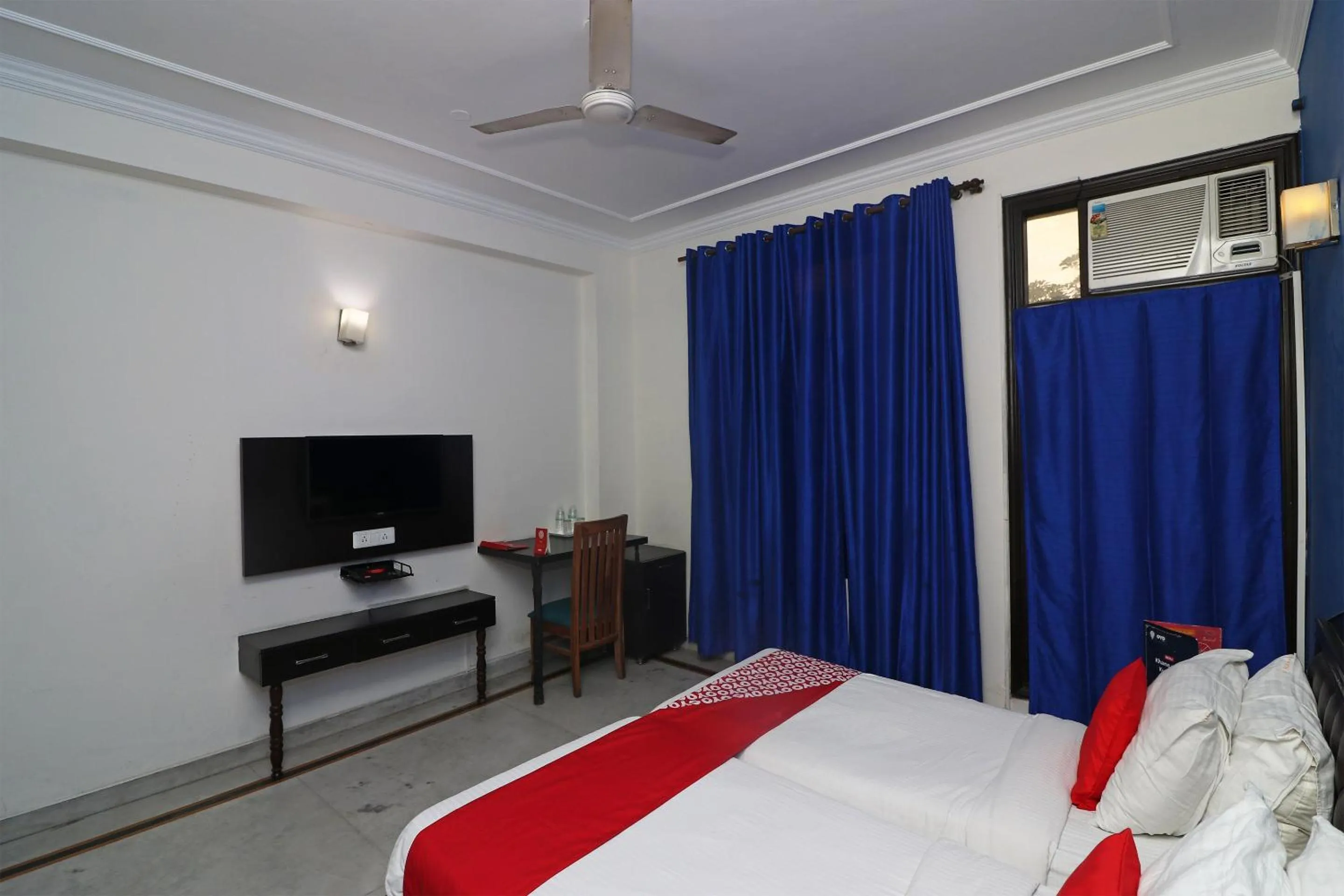 Bedroom, Bed in Hotel O Golden Cafe