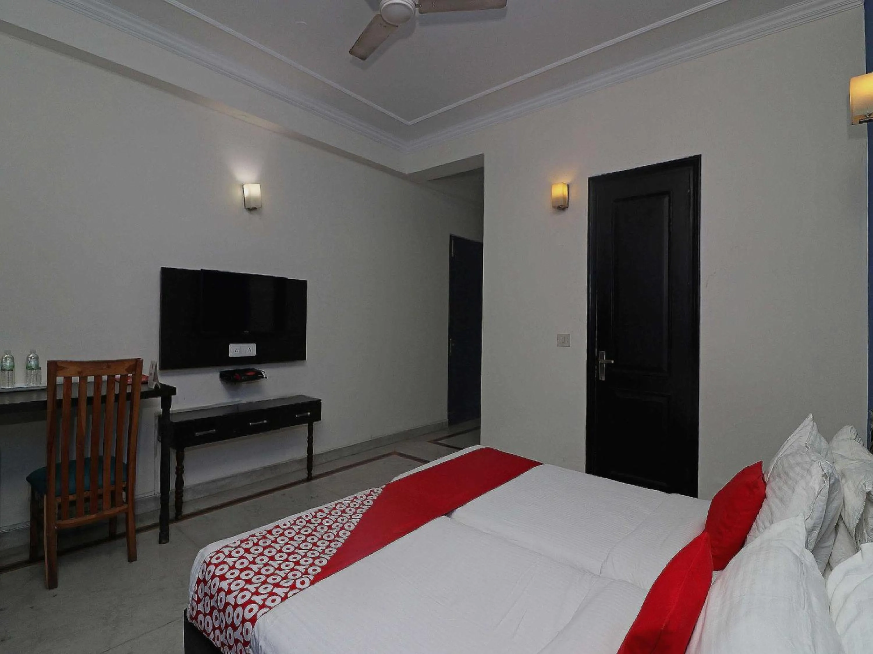 Bedroom, Bed in Hotel O Golden Cafe